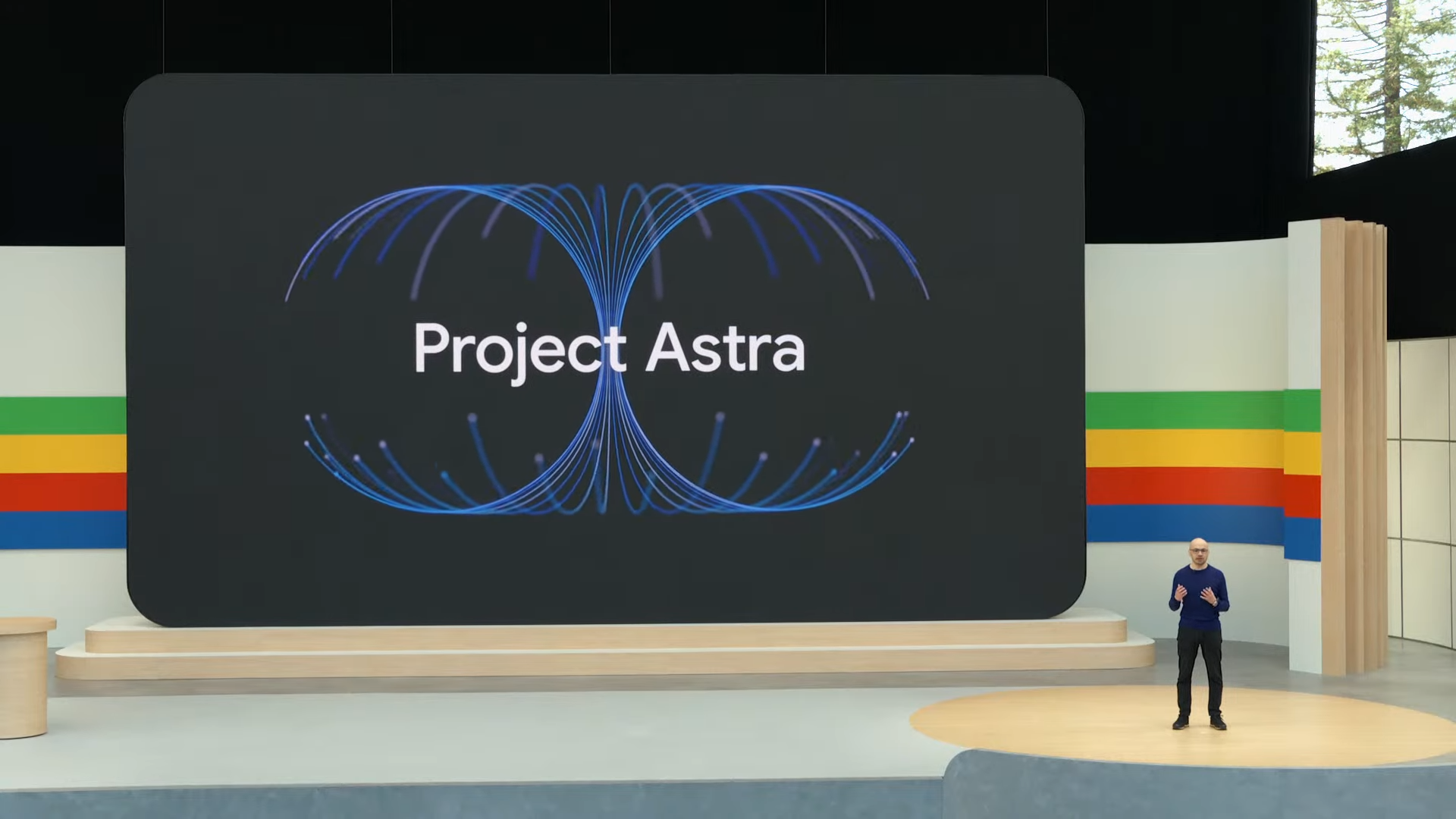 Uma cena do Google I/O 2024 com uma tela grande onde se lê "Projeto Astra"