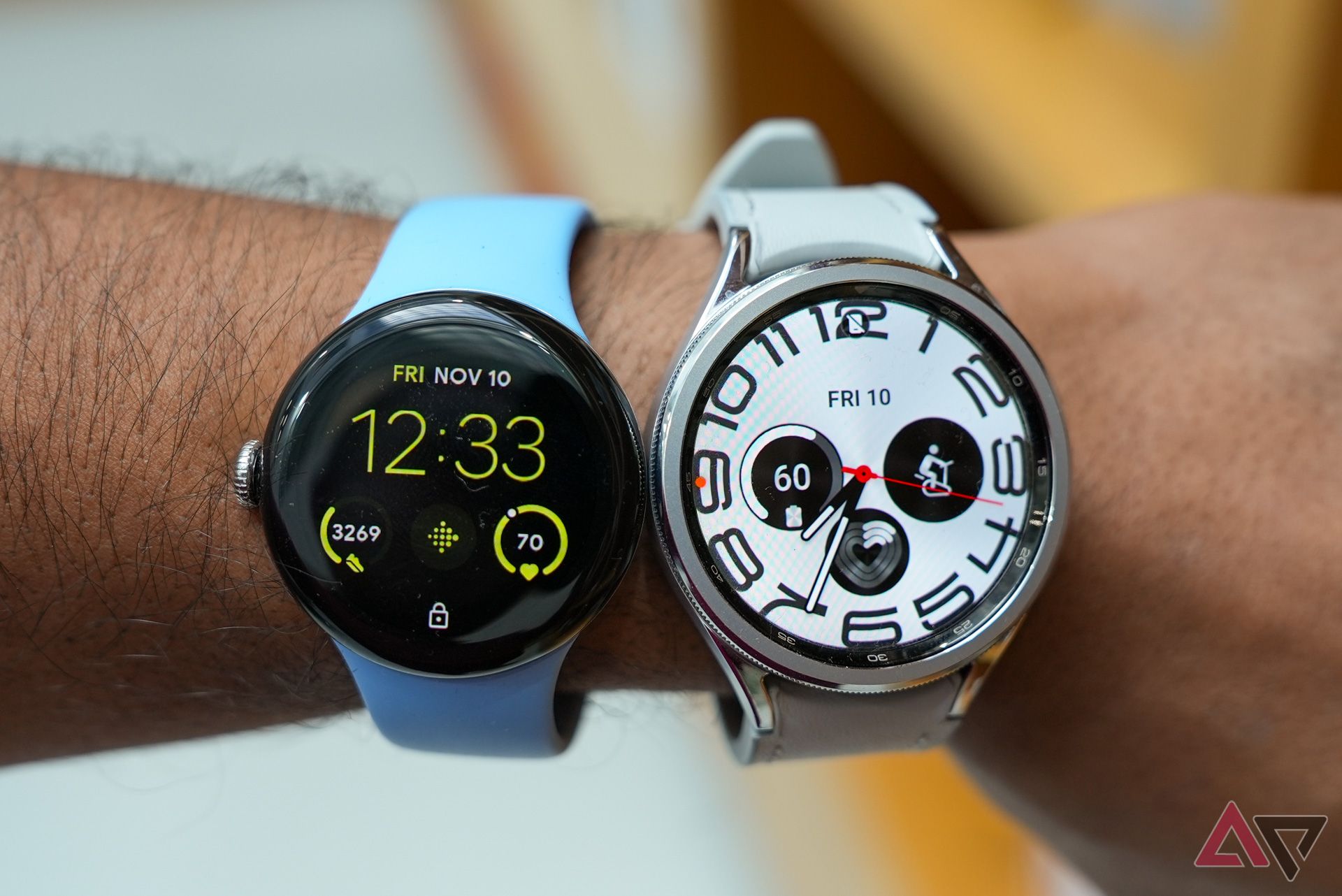 Pixel Watch 2 e Galaxy Watch 6 Classic lado a lado em um pulso