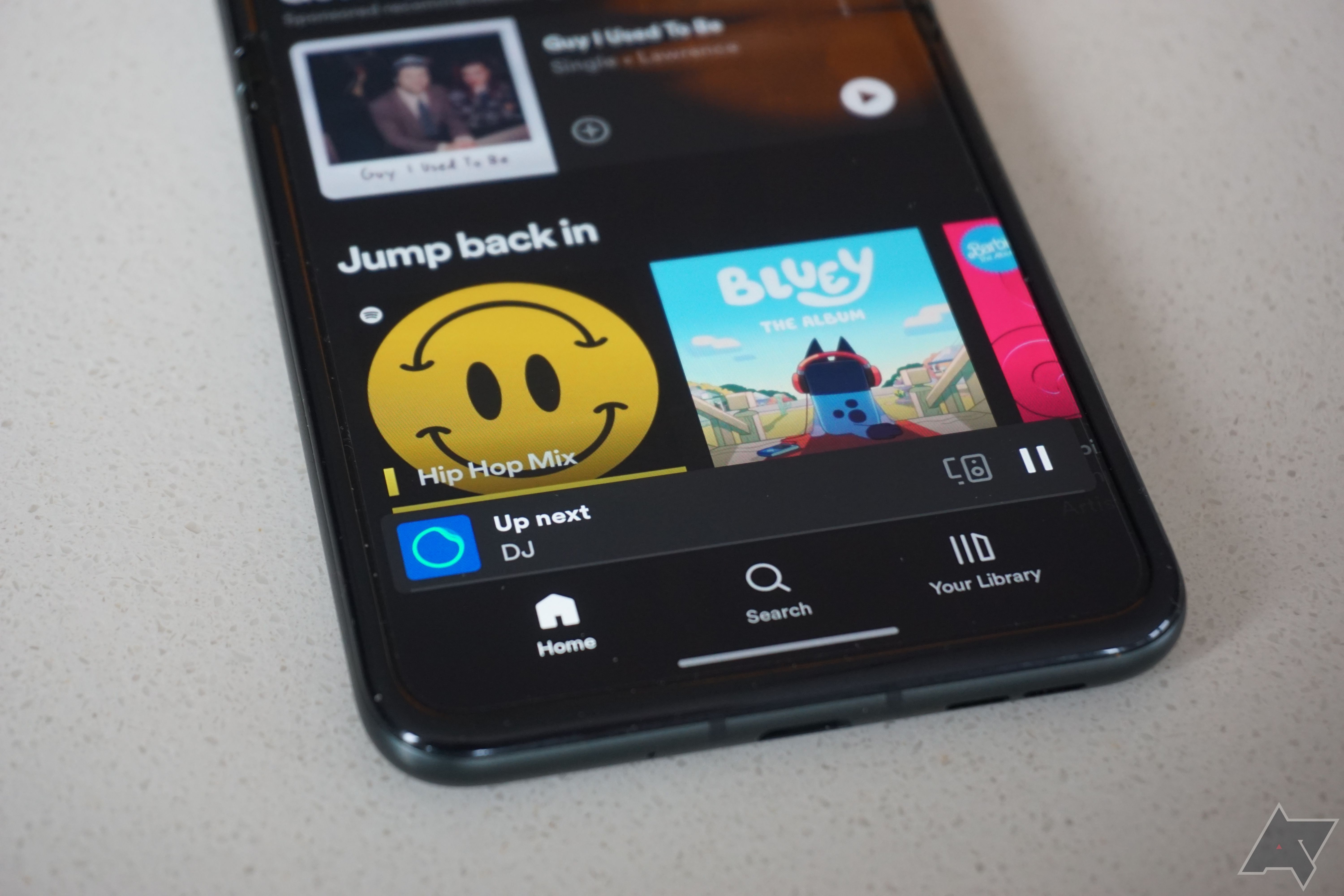 Uma visão aproximada da barra inferior do Spotify DJ no celular