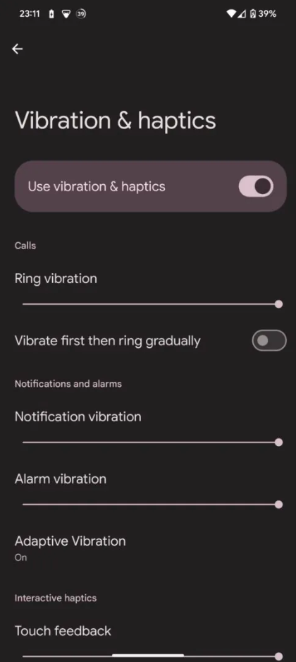 Uma captura de tela do menu de configuração Vibrações e sensação tátil que abriga o recurso Adaptive Vibration.