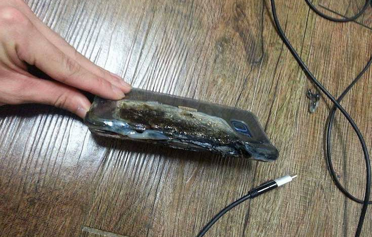 Galaxy Note 7 mostrando sinais de queimadura enquanto segurado na mão