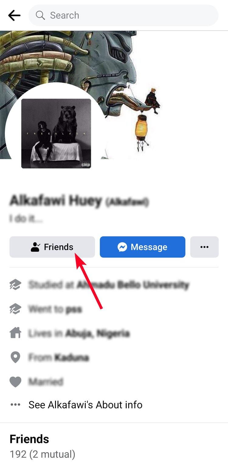 seta sólida vermelha apontando para amigos em um perfil do Facebook