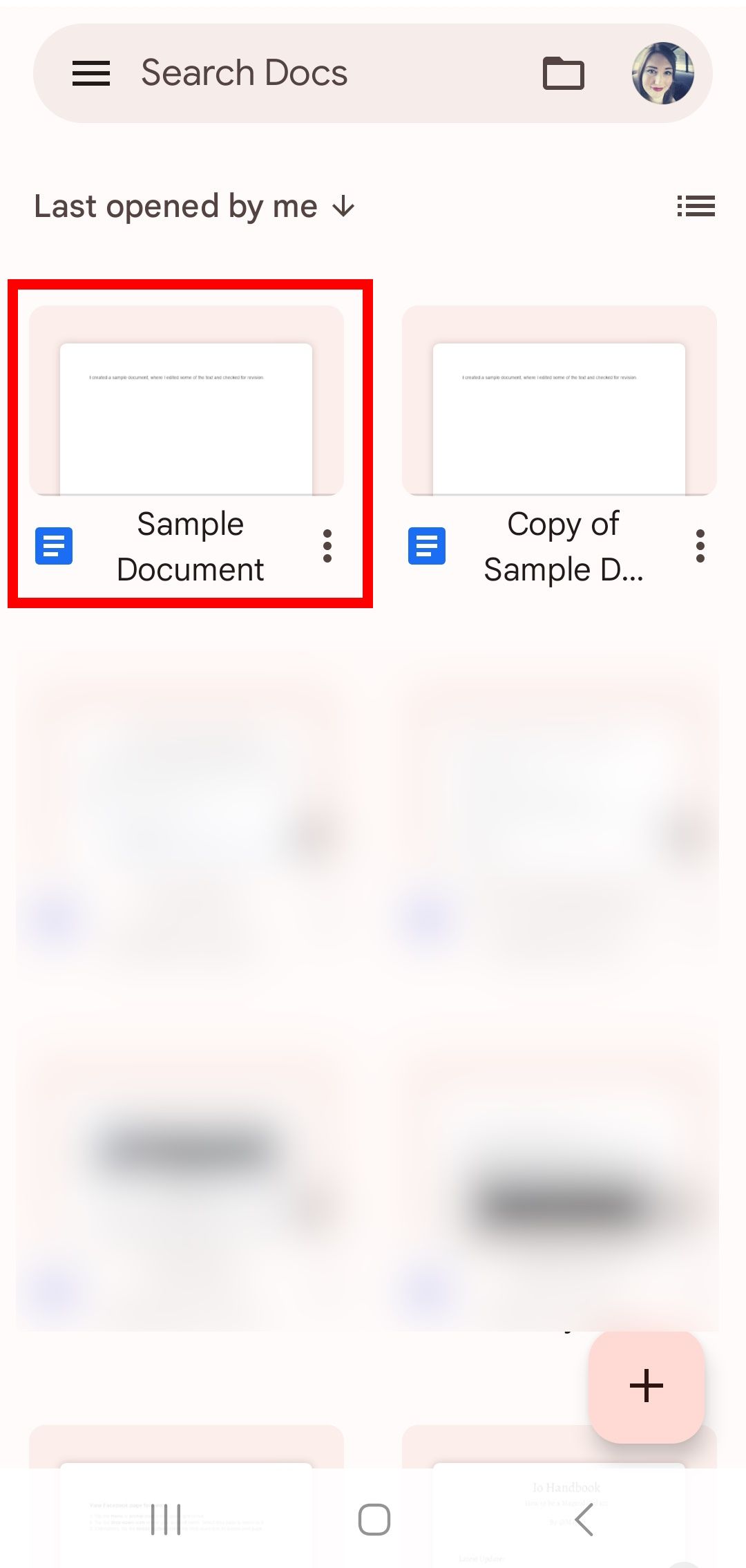 retângulo vermelho sobre um documento do Google Docs em casa no celular