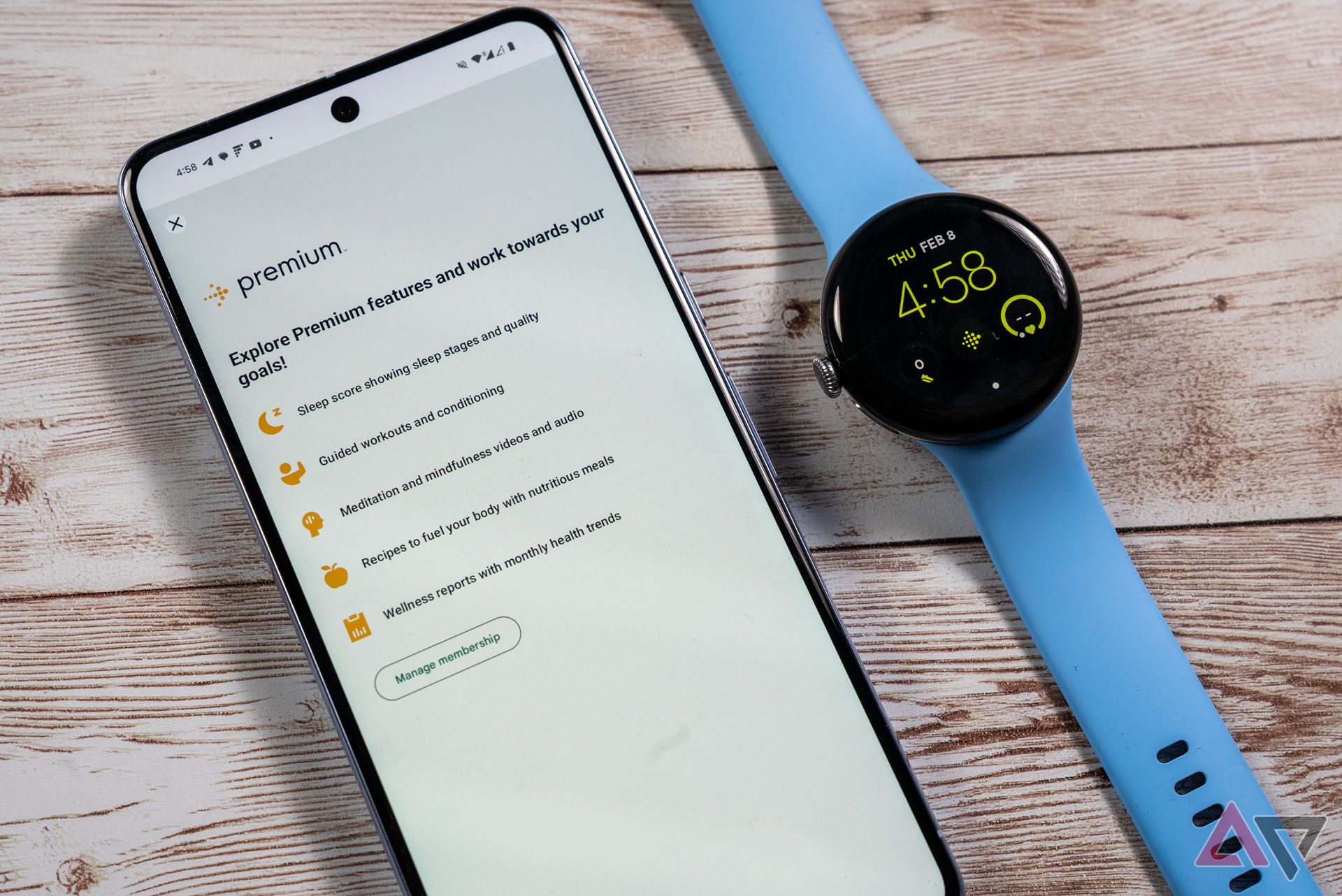 O aplicativo Fitbit mostrando um resumo dos benefícios do Fitbit Premium, ao lado de um Google Pixel Watch