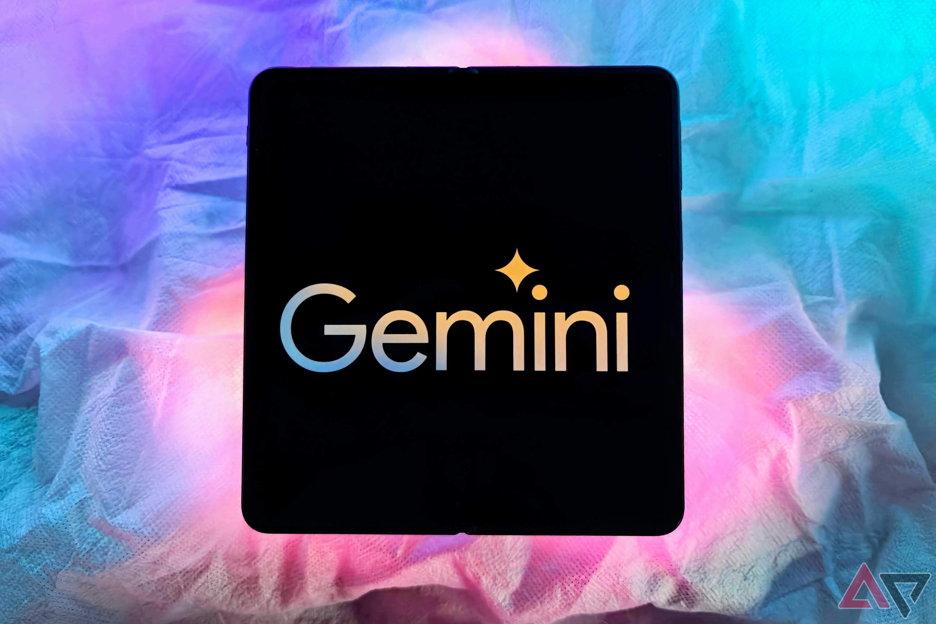 OnePlus Open com logotipo do Google Gemini em uma mesa com luzes RGB