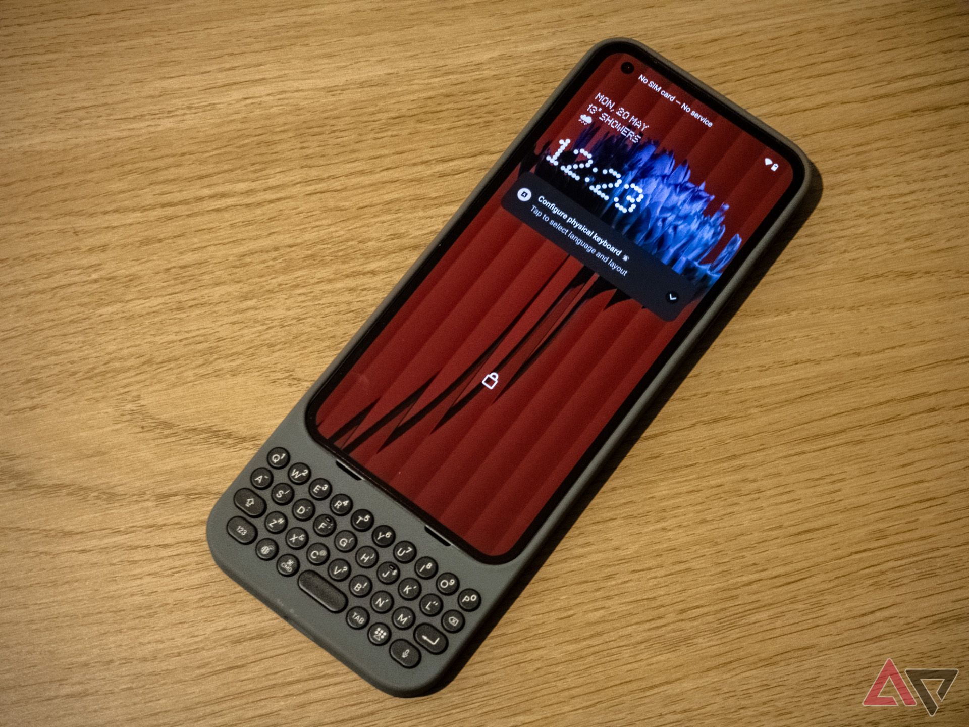 O Nothing Phone 1 em uma capa de iPhone Clicks com a tela de bloqueio mostrada.