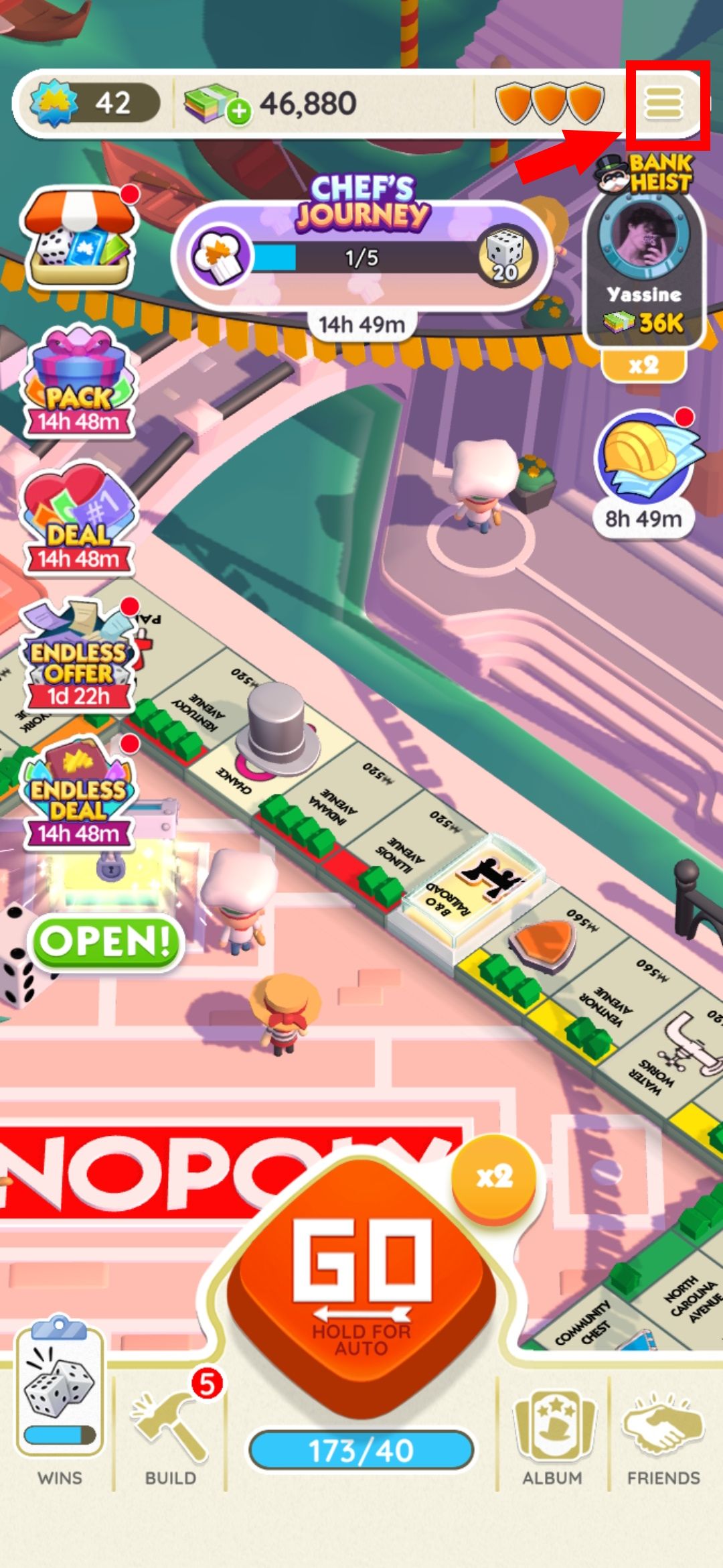 seta sólida vermelha aponta para o contorno do retângulo vermelho sobre o botão de hambúrguer no aplicativo monopoly go