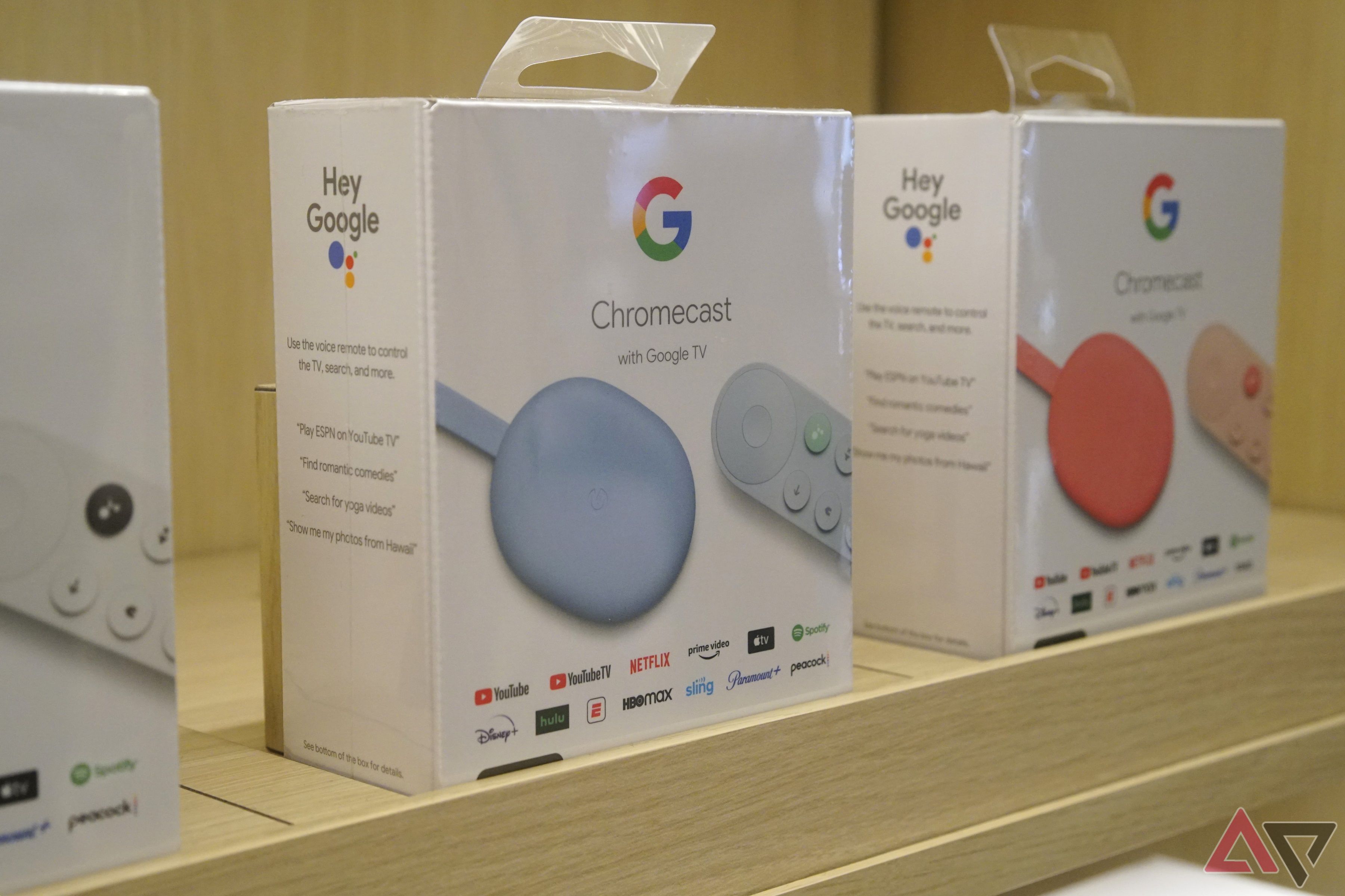 Uma caixa do produto Chromecast com Google TV na Google Store em Boston.