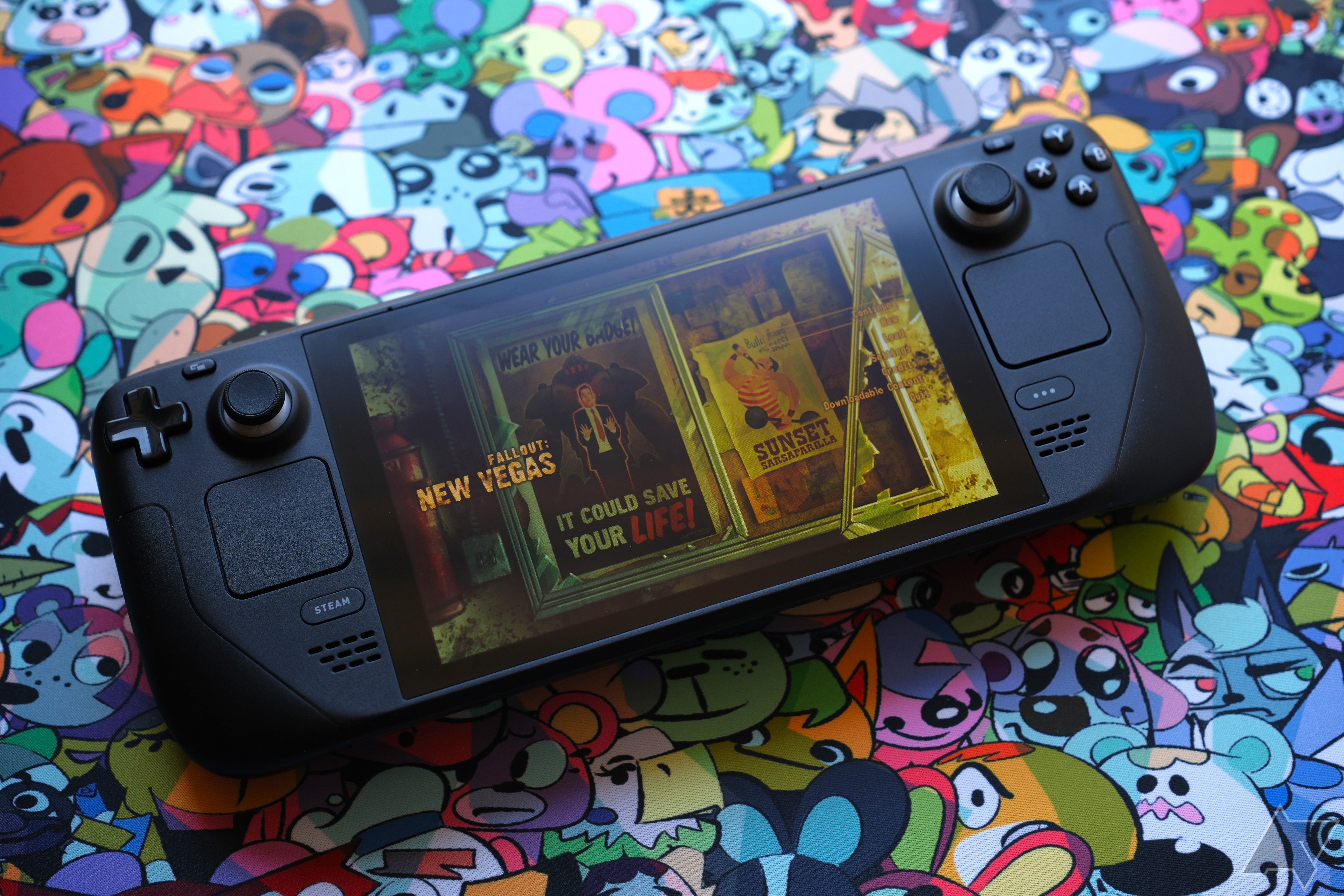 Steam Deck jogando Fallout NV em fundo colorido