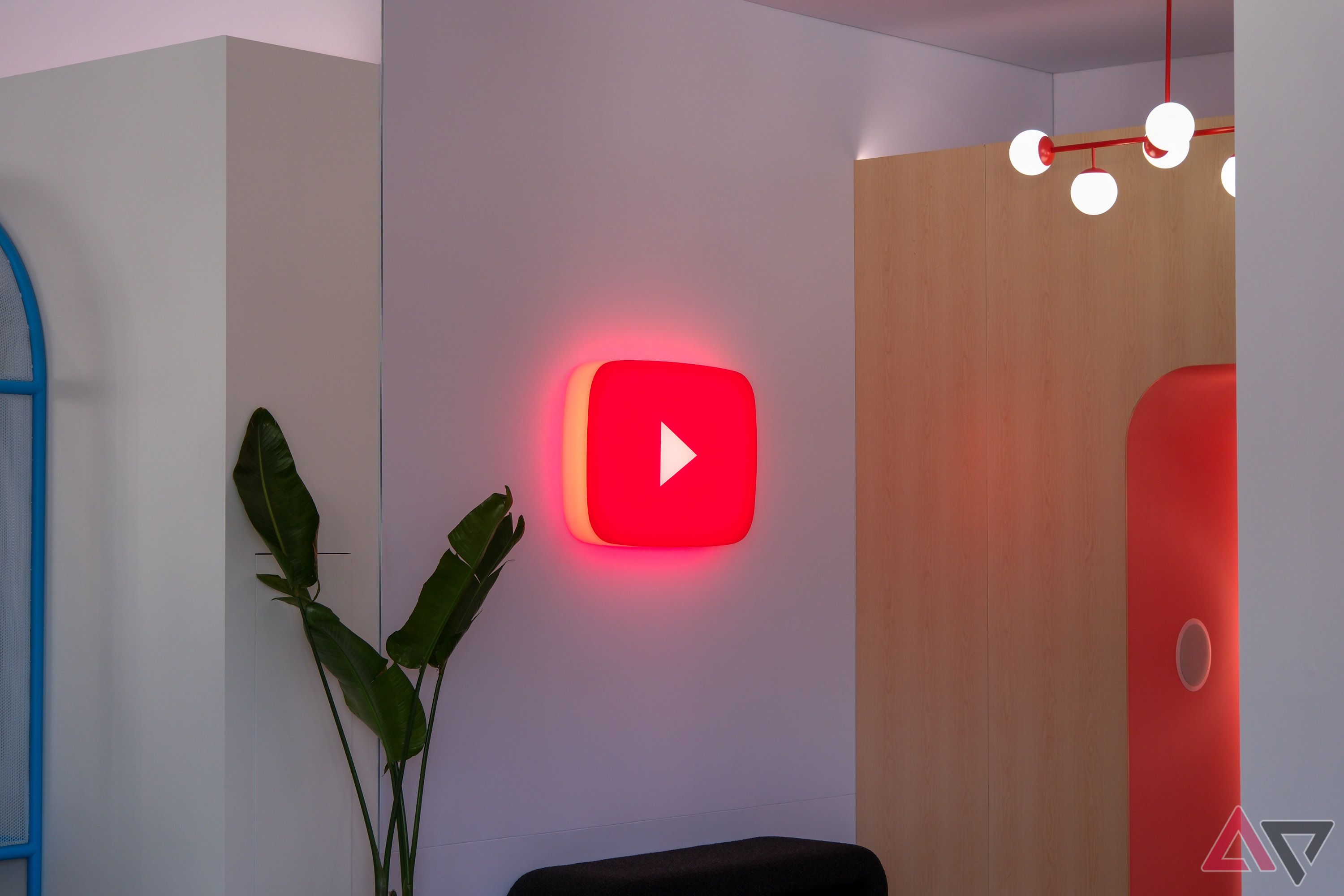 Um ícone brilhante do YouTube montado na parede