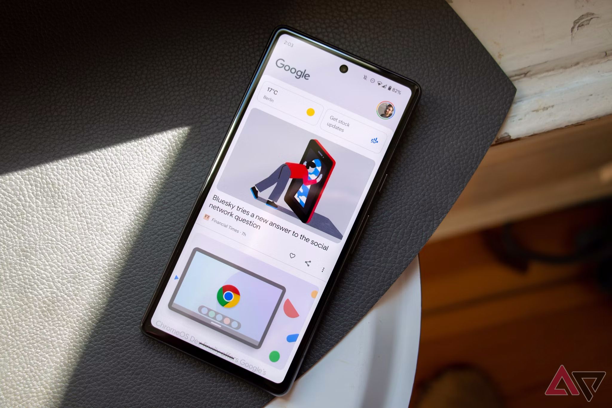 O feed do Google Discover em um Google Pixel 7a