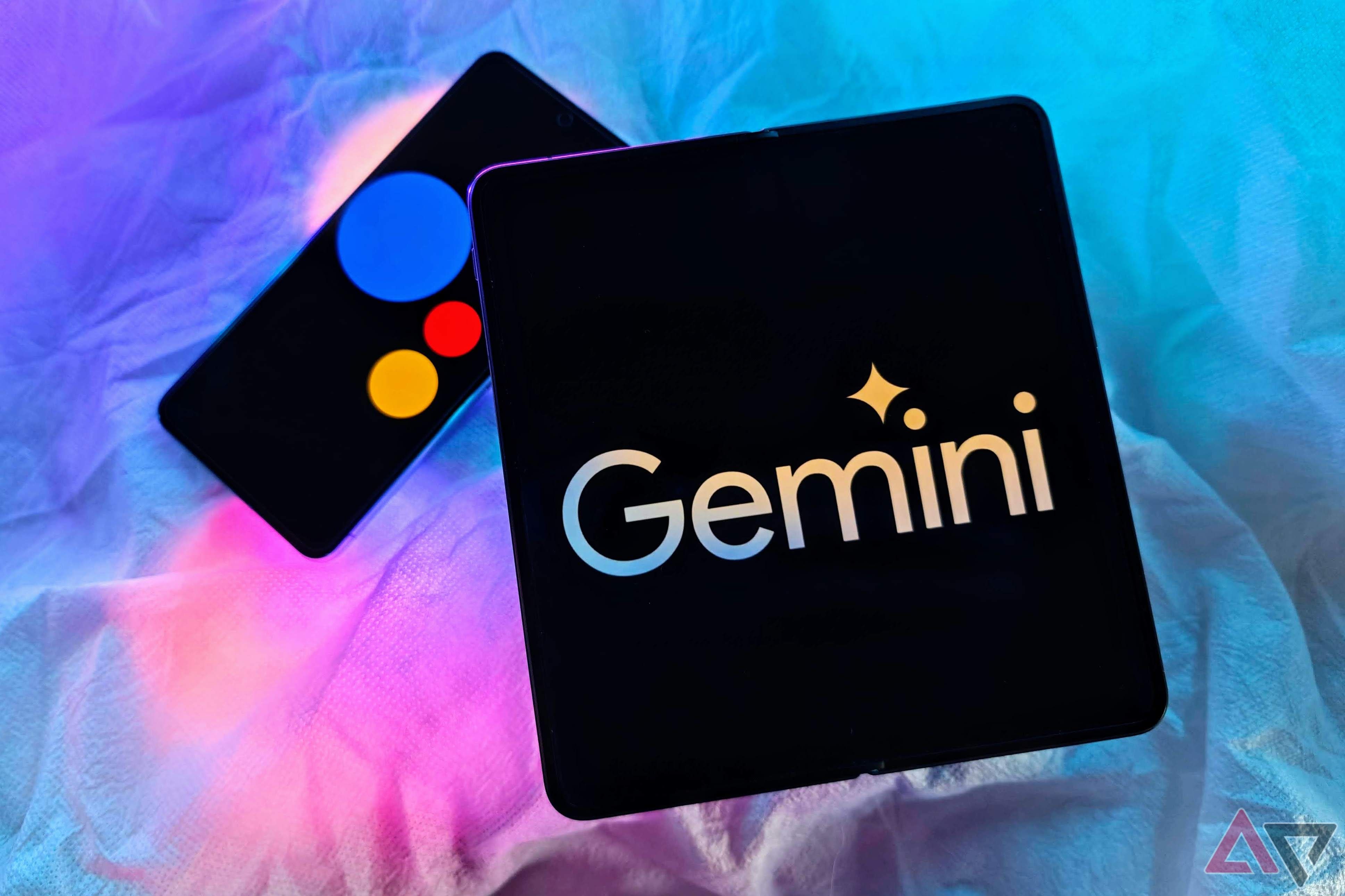 OnePlus Open com logotipo do Google Gemini e Pixel 8 Pro com logotipo do Google Assistente em uma mesa com luzes RGB