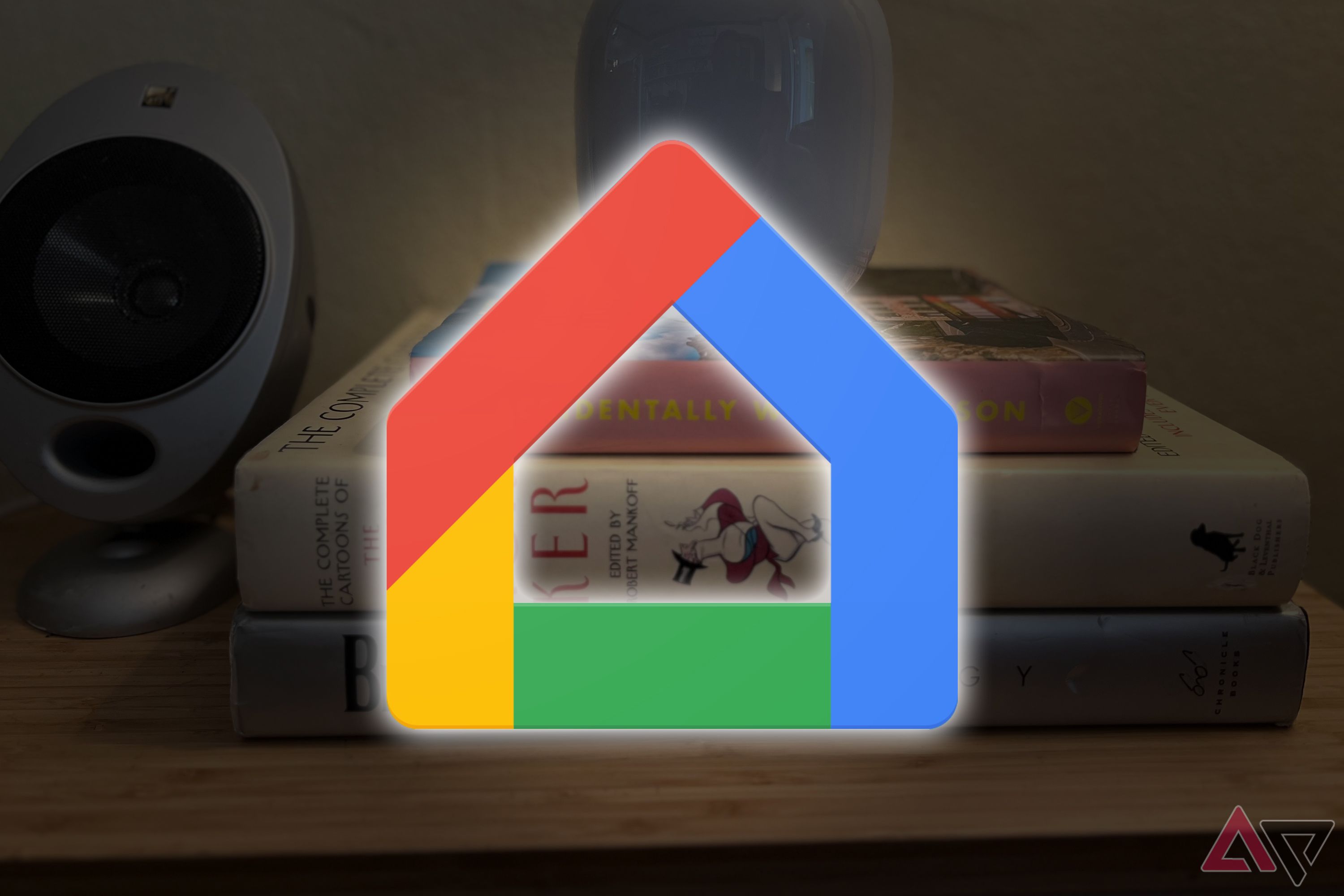 Logotipo do Google Home sobre a imagem de um alto-falante em livros