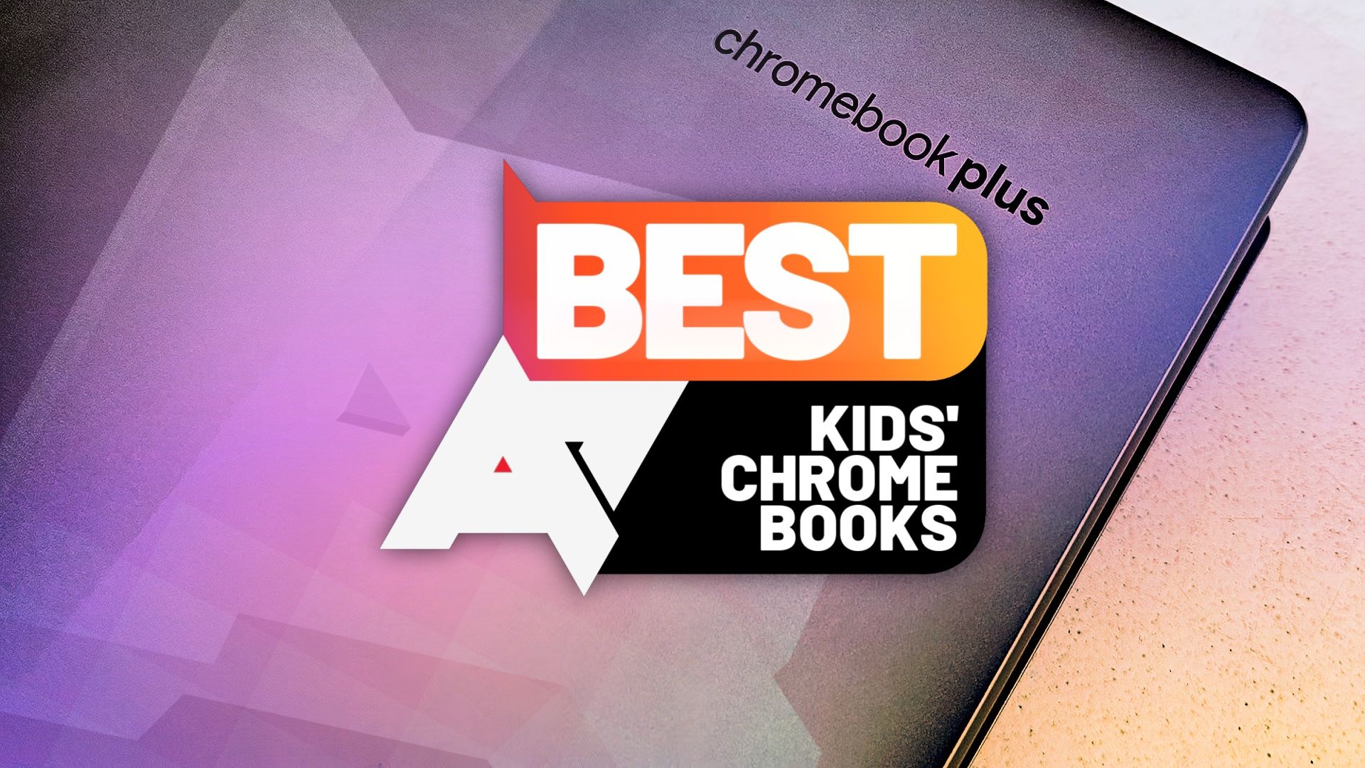 Uma imagem do logotipo 'Chromebook Plus' na parte traseira de um laptop, com o logotipo 'AP Best Kids' Chromebooks' na parte superior