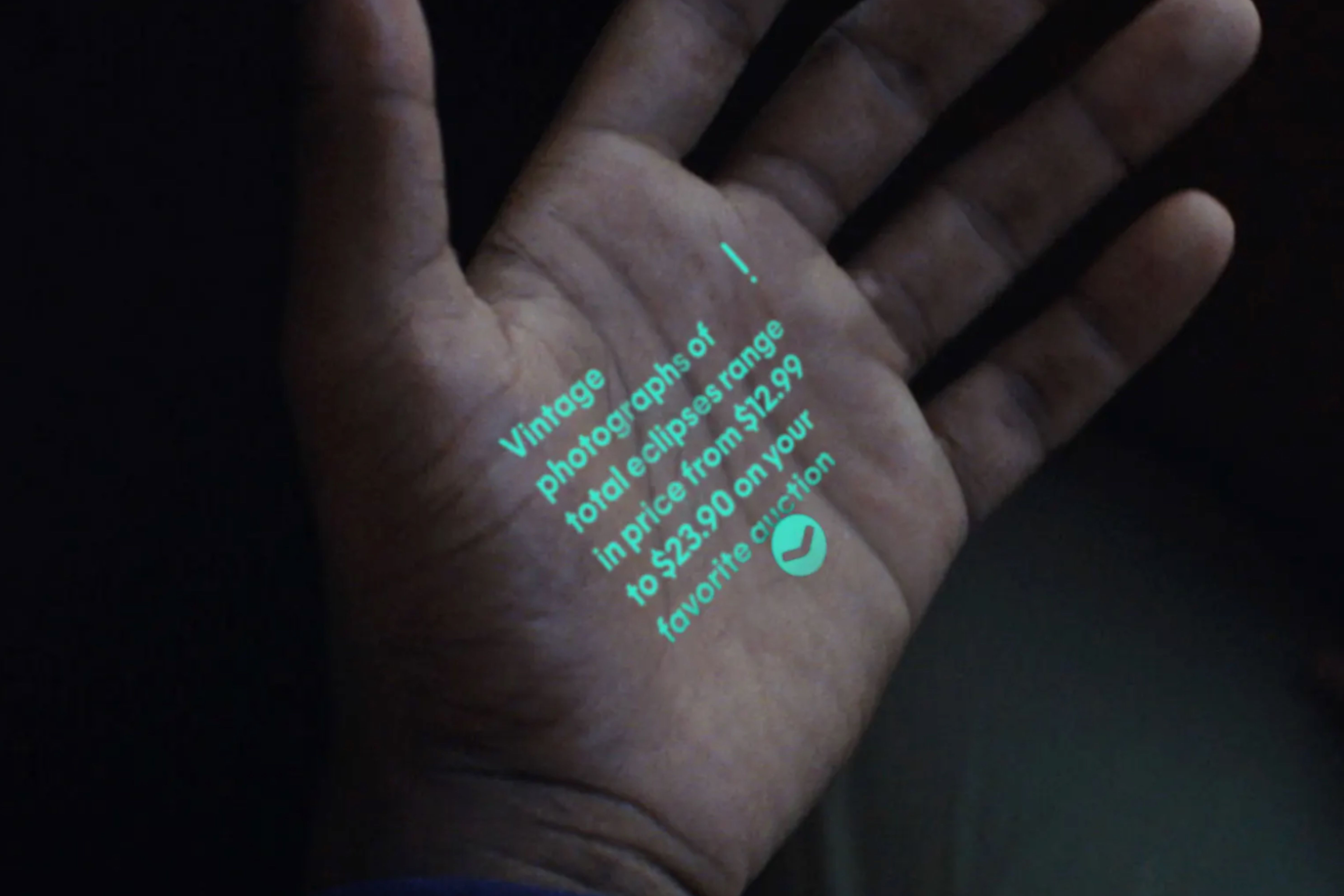 O Humane AI Pin projetado em uma mão.