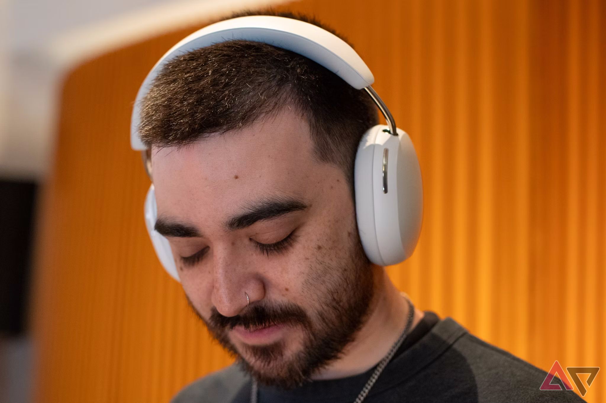 O Sonos Ace na cor branca na cabeça de uma pessoa. 
