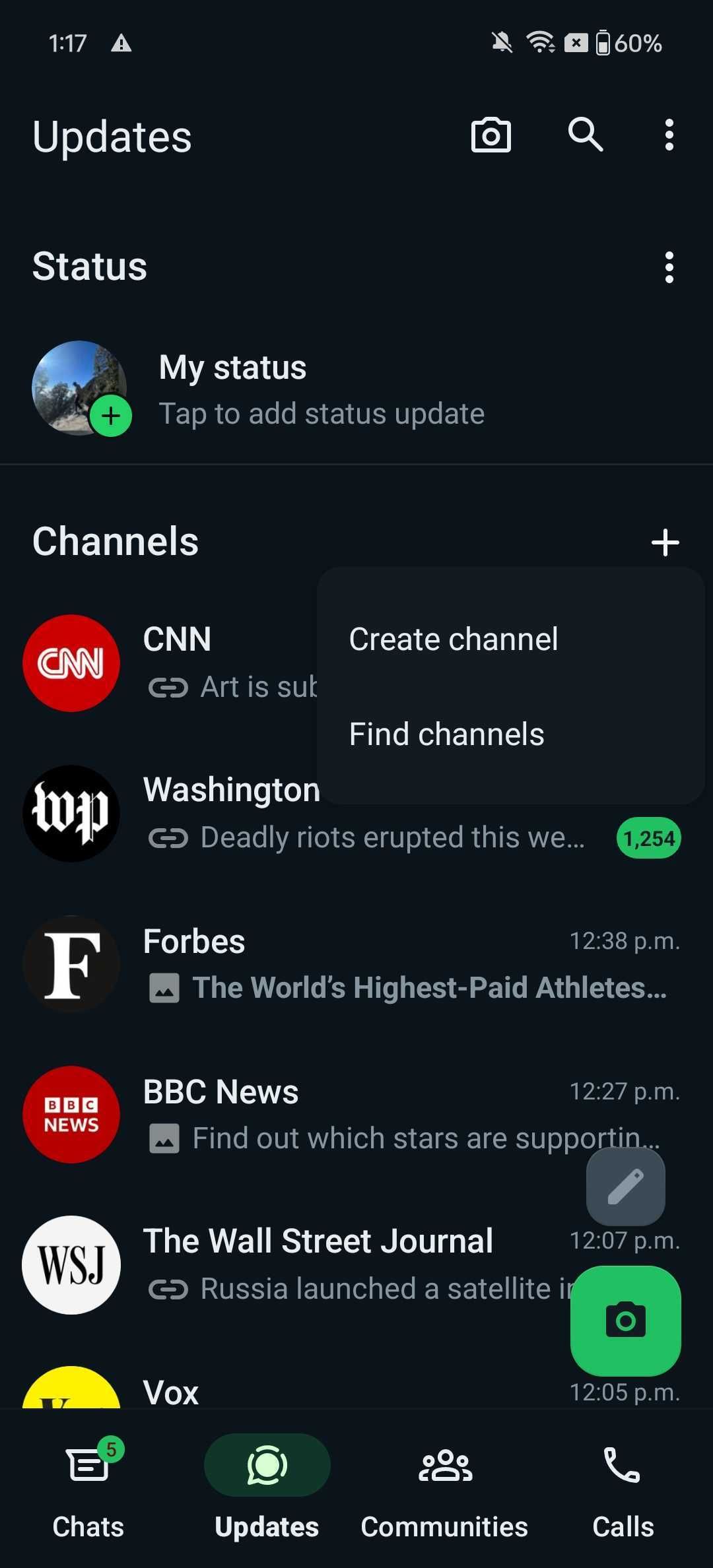 Uma captura de tela do menu Atualizações do WhatsApp mostrando a antiga localização do botão de criação de canal.