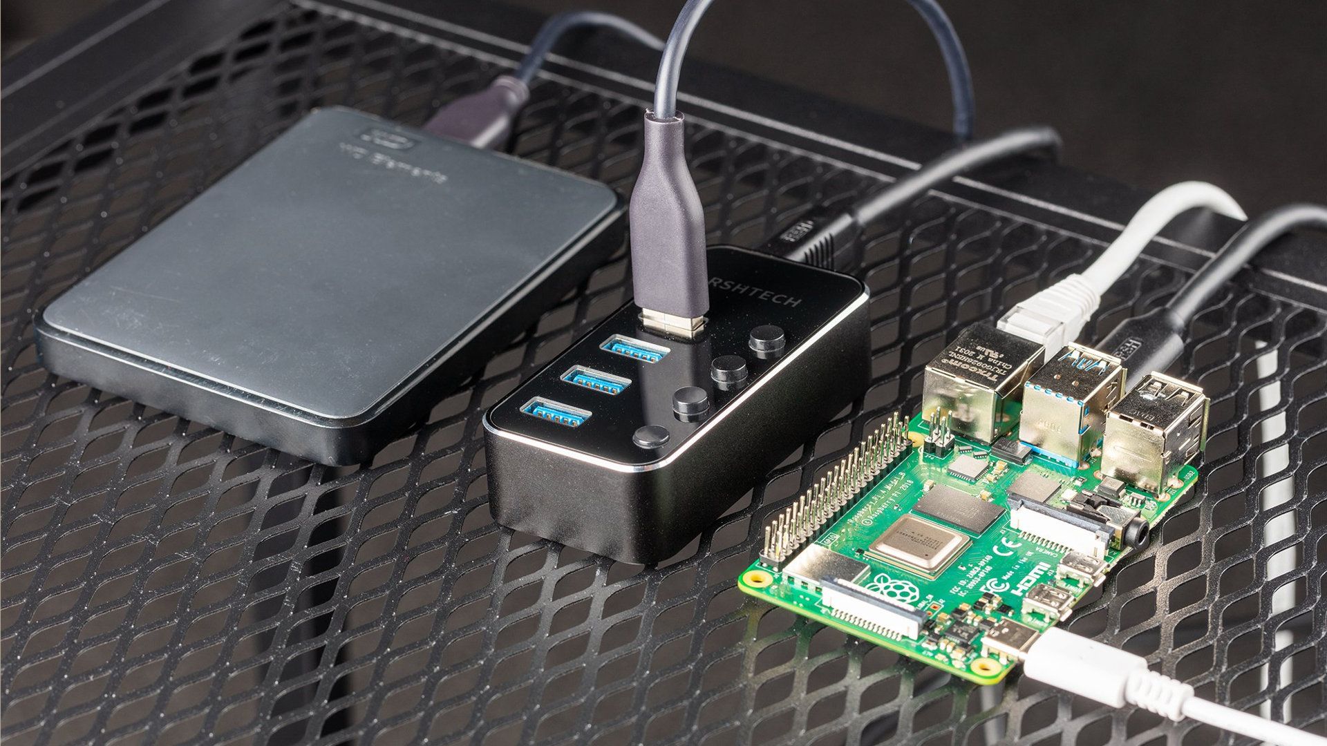 Um computador Raspberry Pi é usado para construir um NAS.