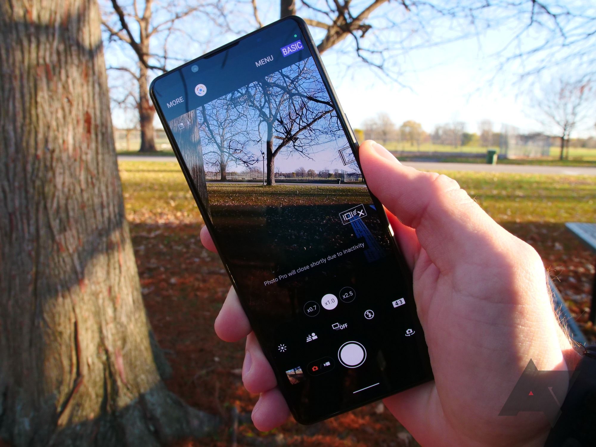 O telefone da Sony aparece com a interface da câmera mostrada.