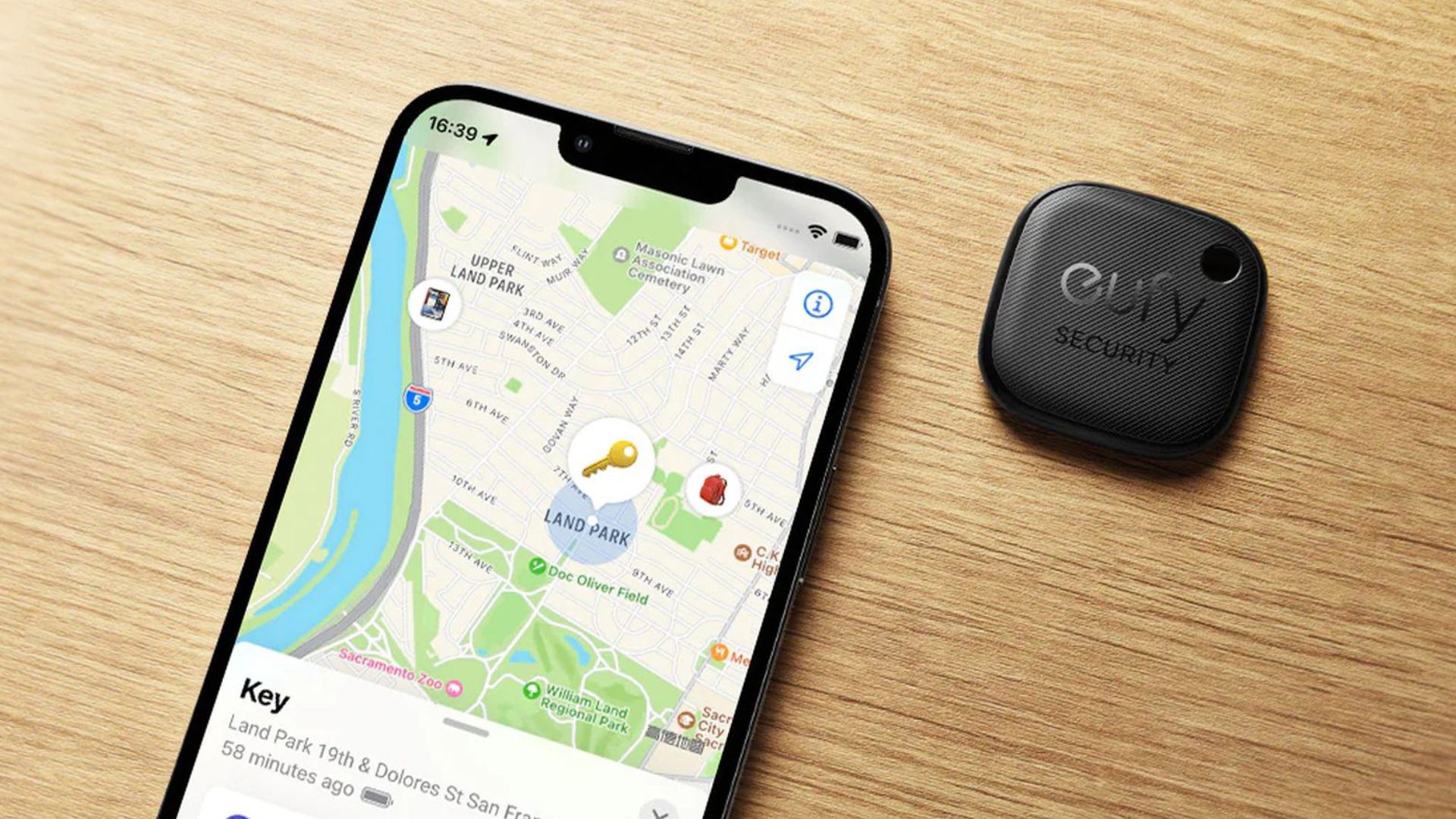 Eufy SmartTrack Link próximo a um iPhone com mapas abertos