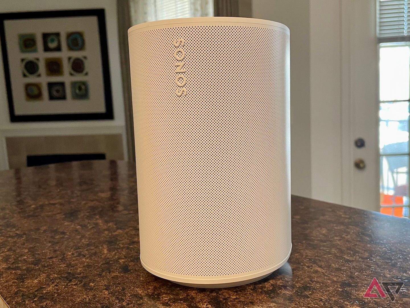 O Sonos Era 100 colocado em um balcão