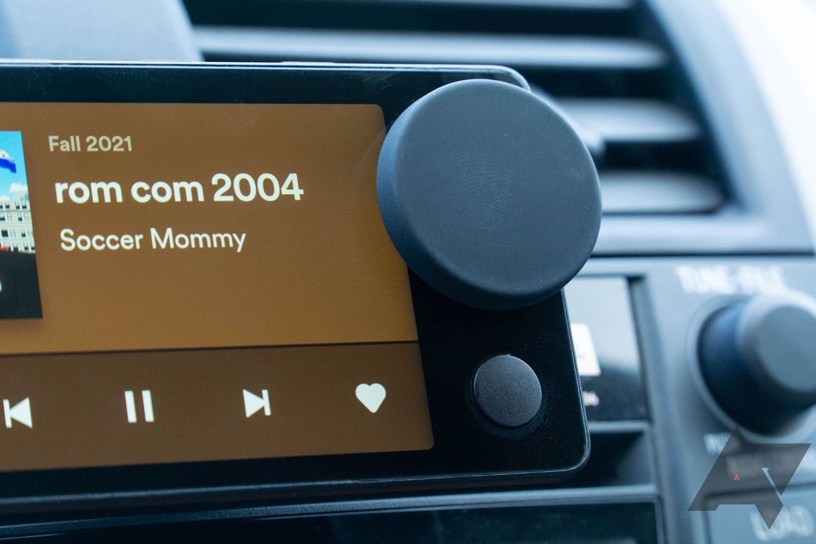 Car Thing do Spotify tocando uma música em um carro.