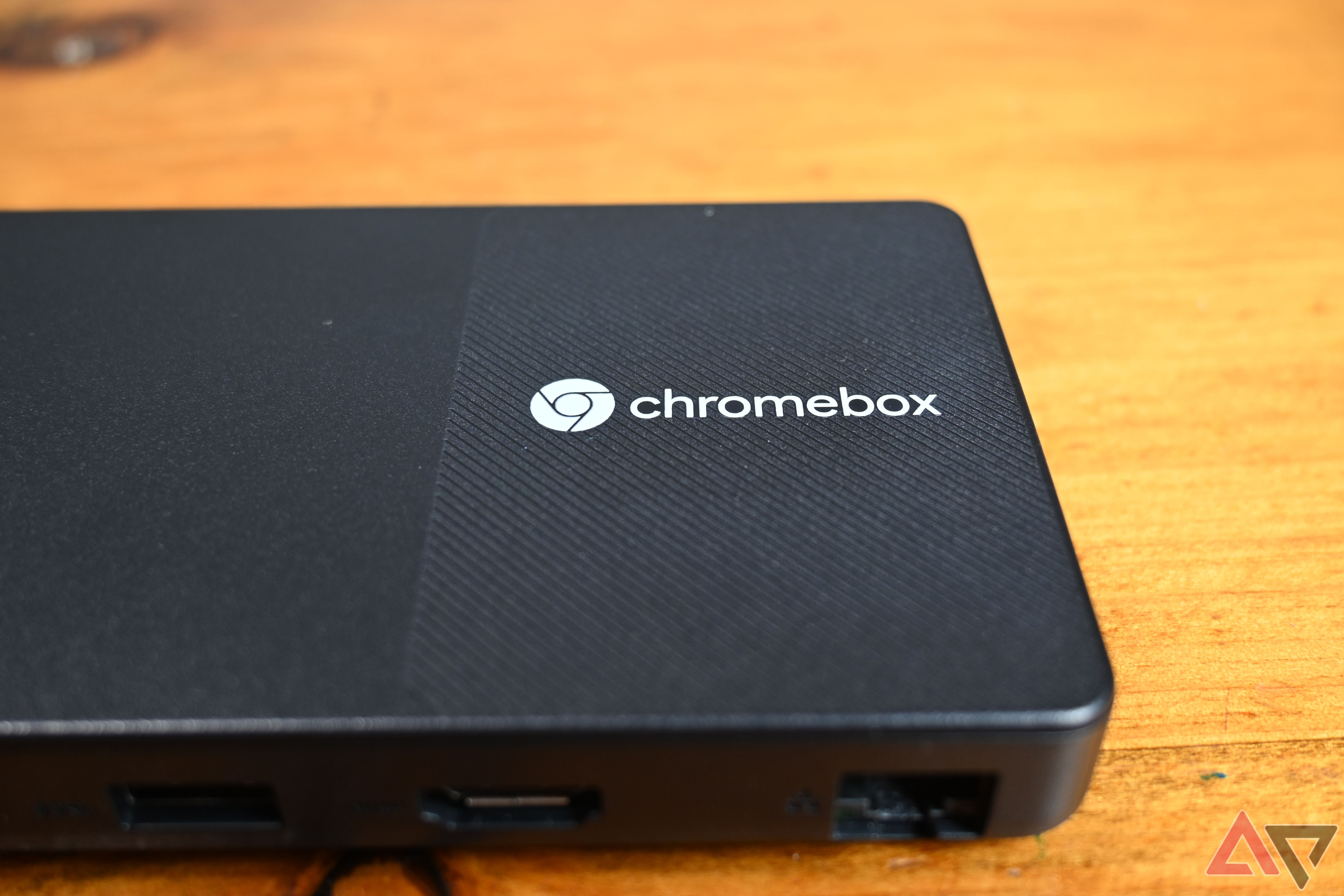 Lenovo Chromebox Micro em uma mesa de madeira clara mostrando o logotipo do Chromebox