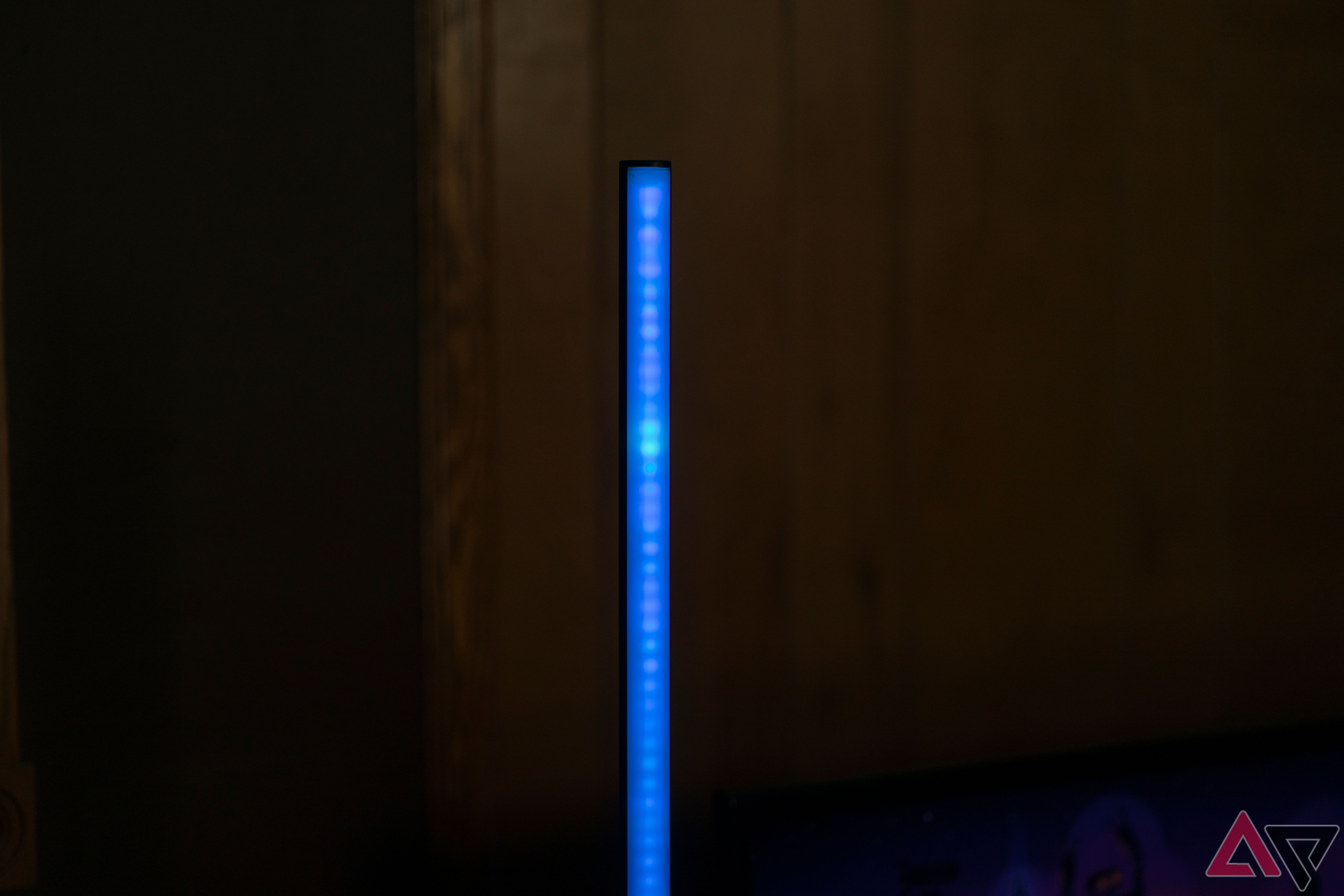Close da iluminação azul no abajur Govee 2