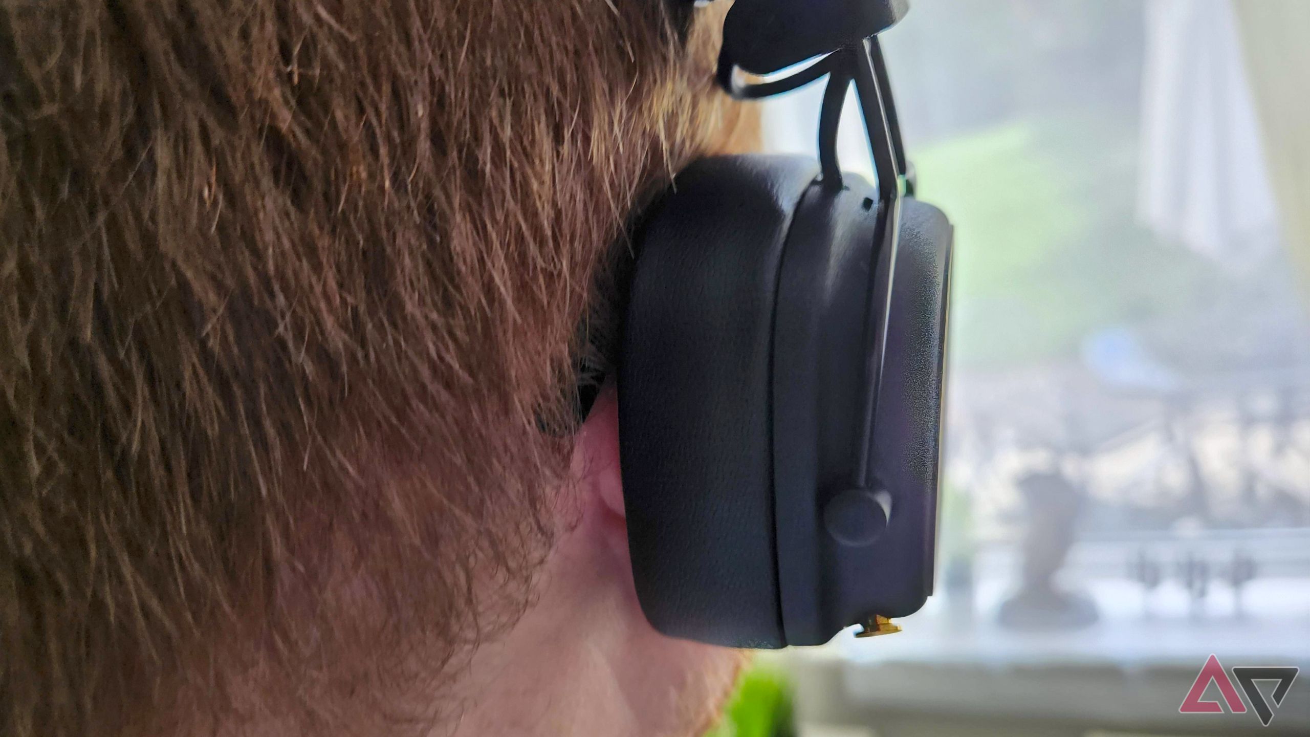Uma foto em close dos fones de ouvido Marshall Major V enquanto estão sendo usados