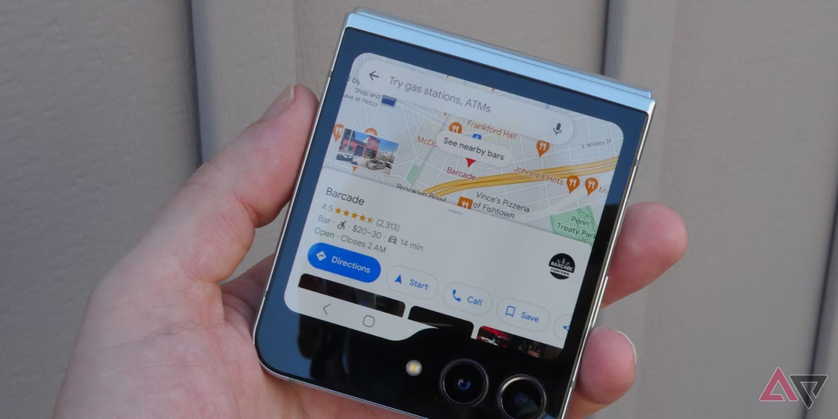 O Galaxy Z Flip 5 mostrando o Google Maps na tela externa.