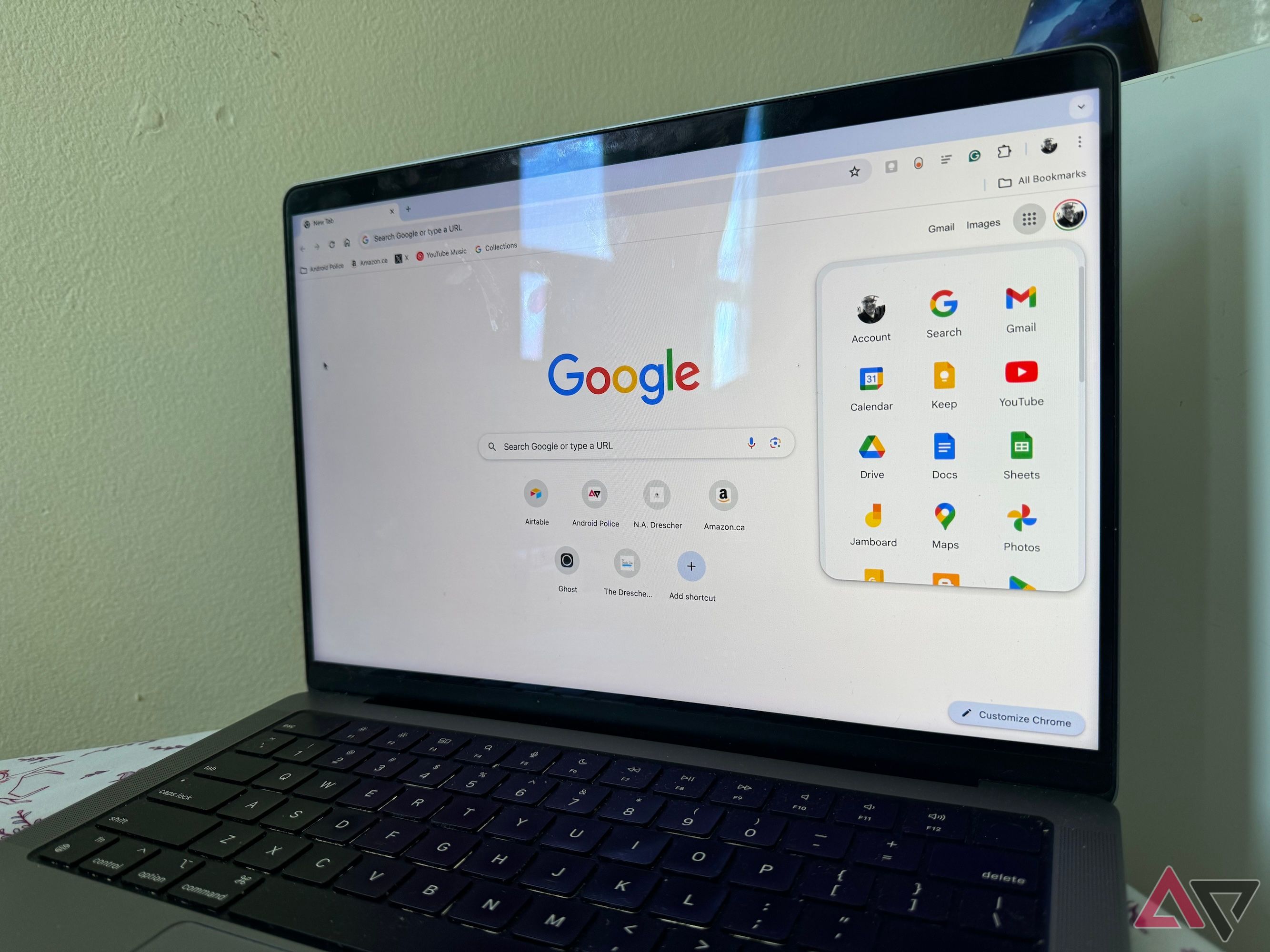 Google Chrome aberto em um MacBook Pro mostrando o menu do Google Apps.