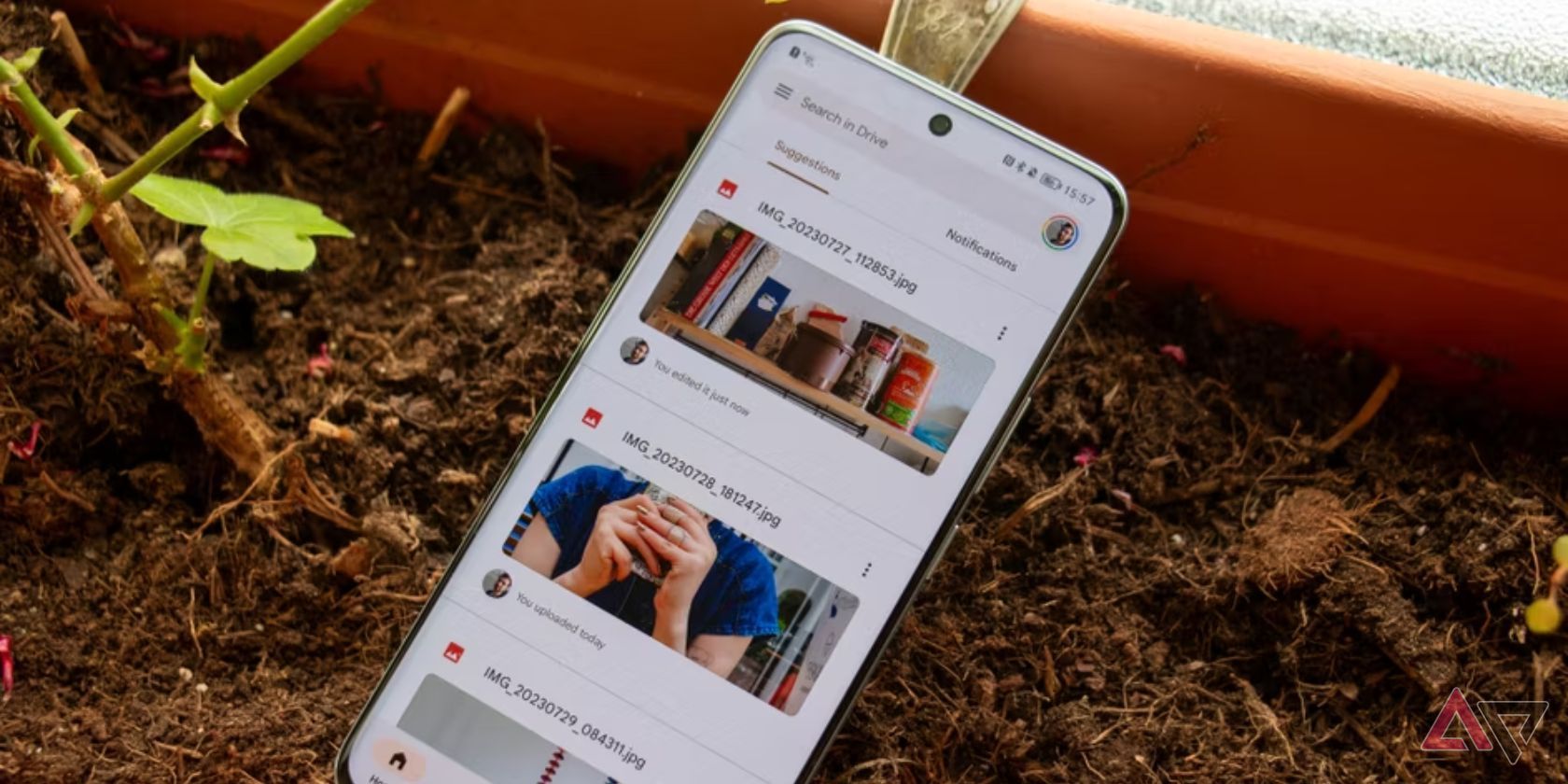 telefone android mostrando o google drive apoiado no solo