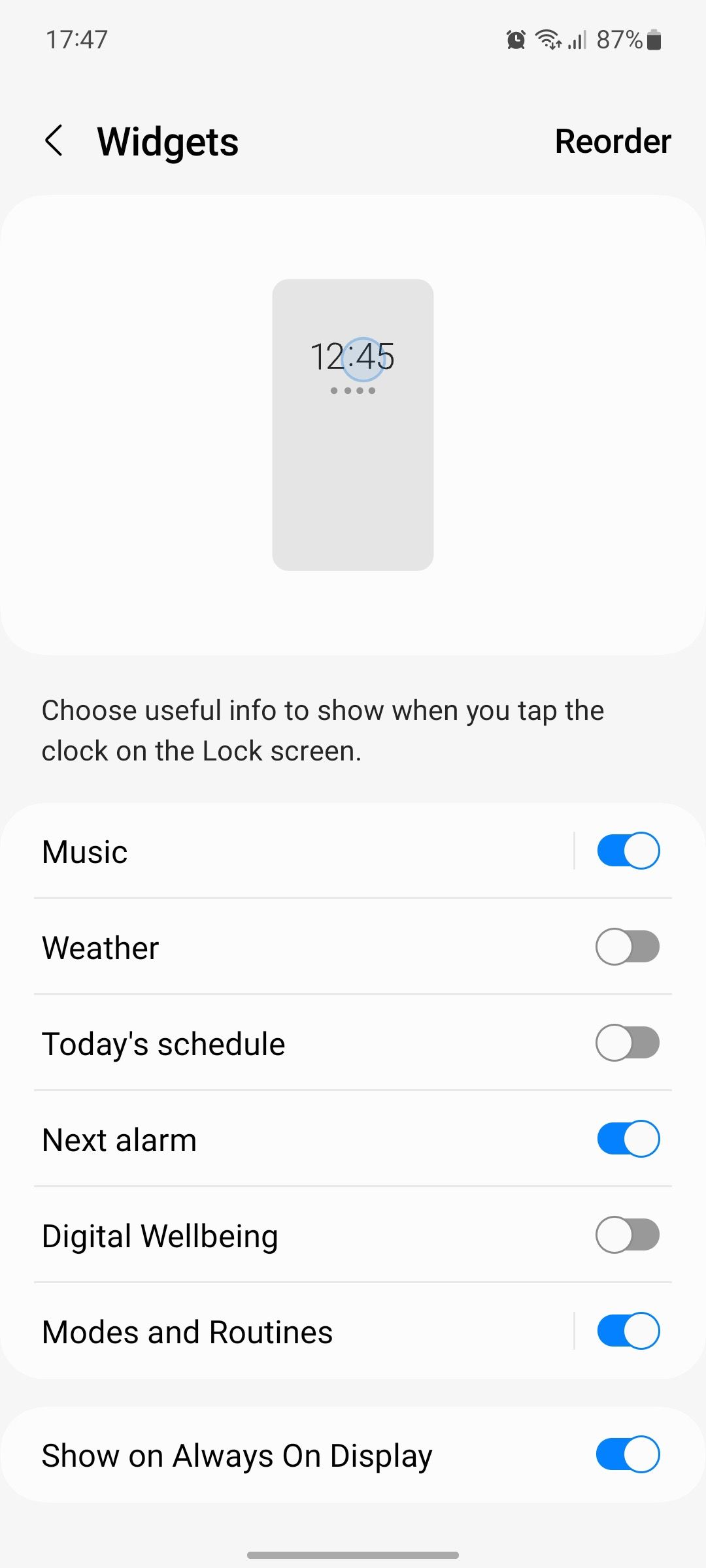 As configurações de widgets da tela de bloqueio em um telefone Samsung