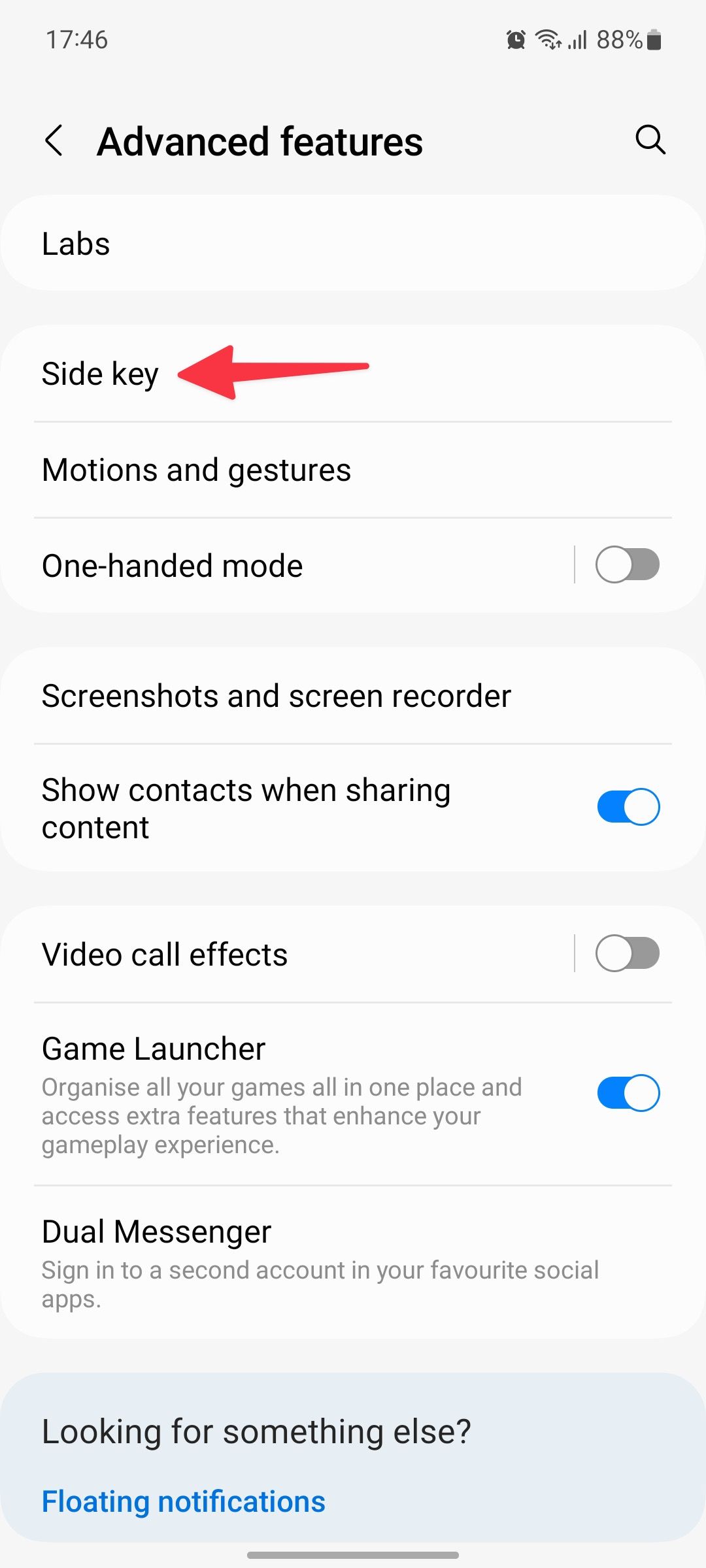 A seção Recursos avançados no aplicativo Samsung Settings com uma seta vermelha apontando para a opção Tecla lateral