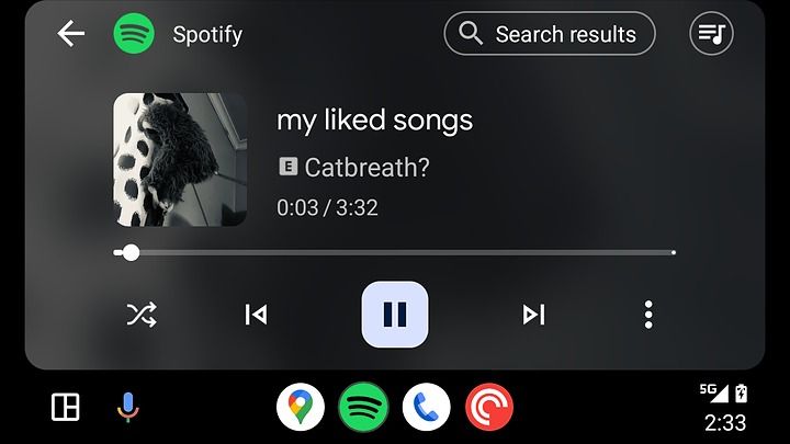 Uma música chamada "minhas músicas favoritas" jogando no Android Auto.