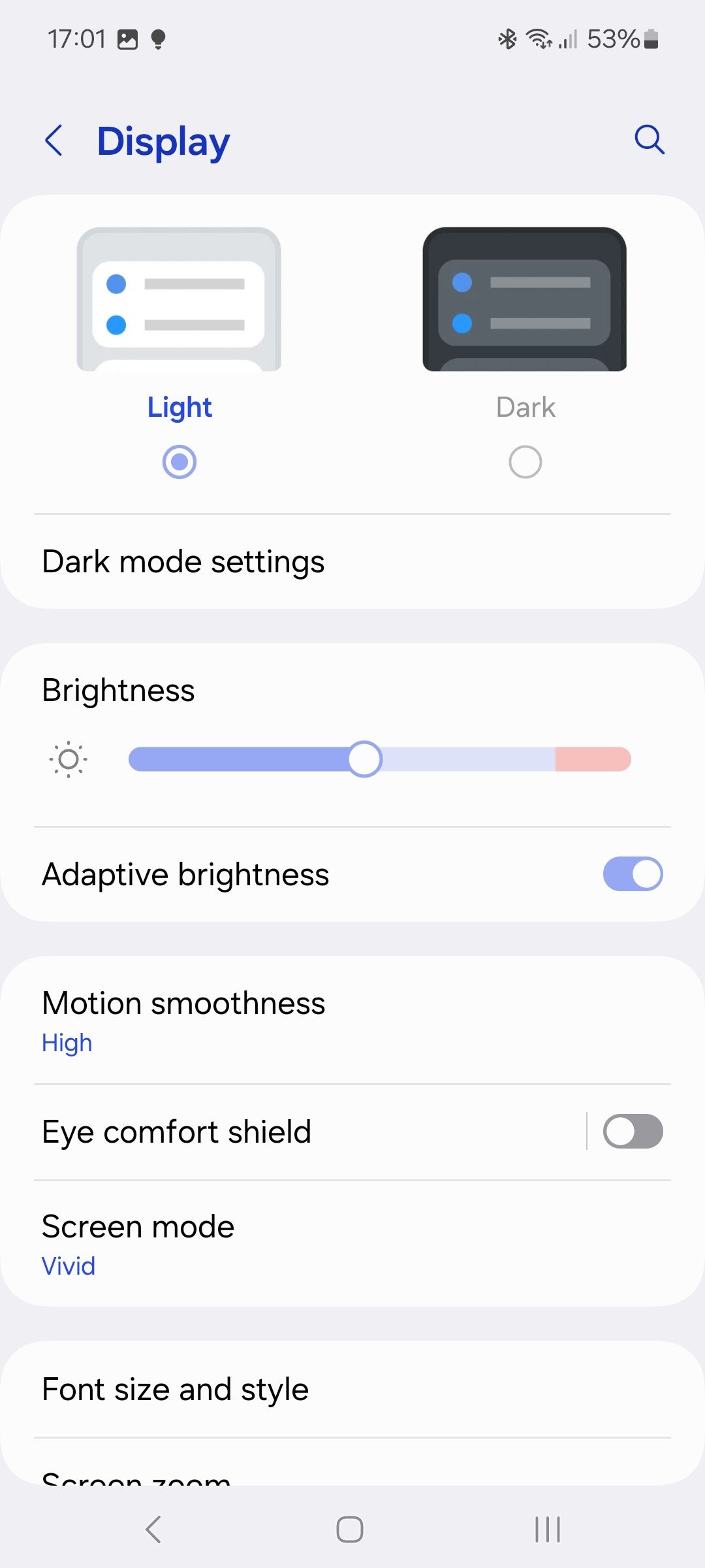 página de configurações de exibição Samsung com modo claro e escuro e controle deslizante de brilho