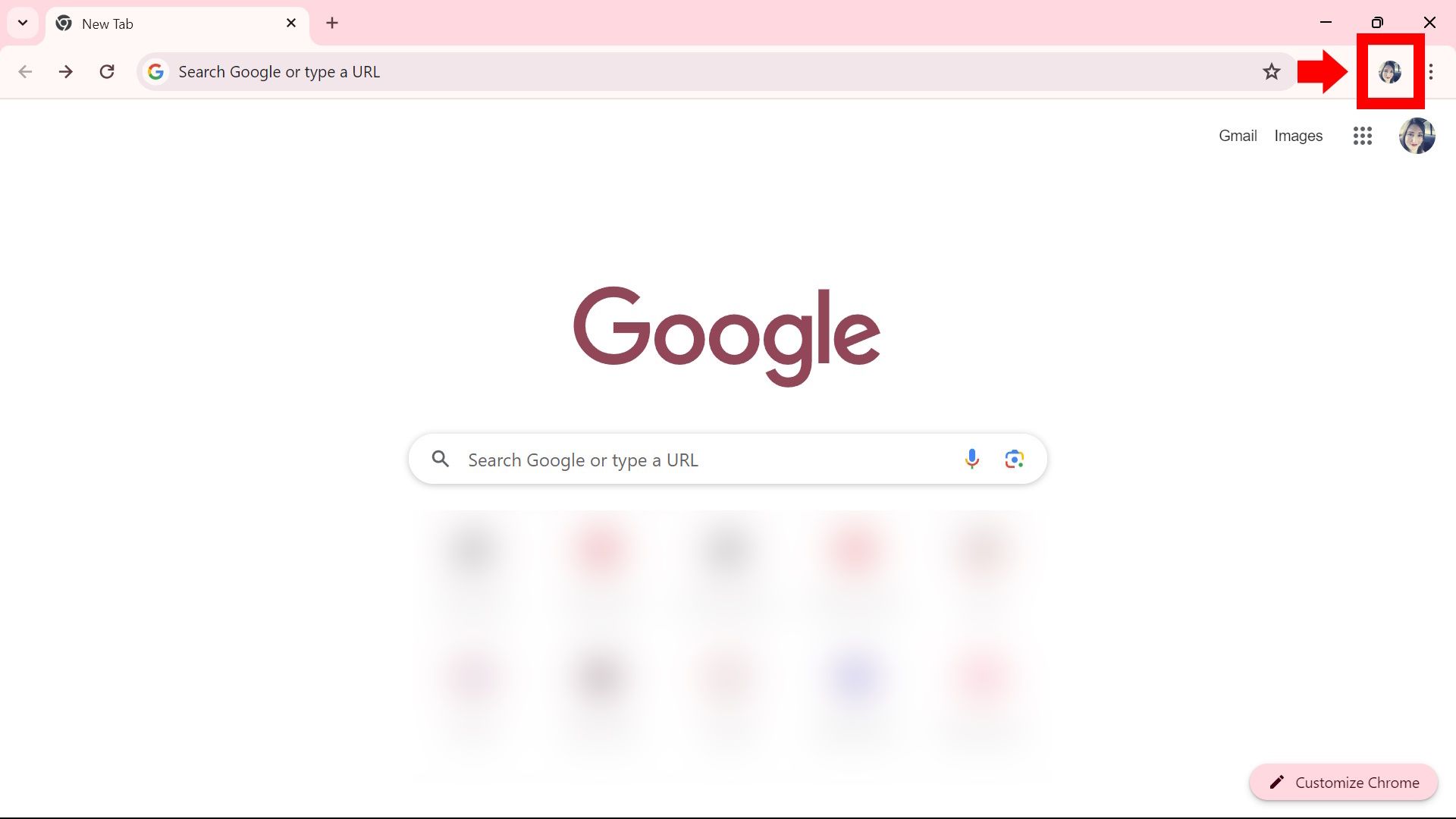 seta sólida vermelha apontando para o ícone do perfil conectado próximo à barra de endereço no Google Chrome