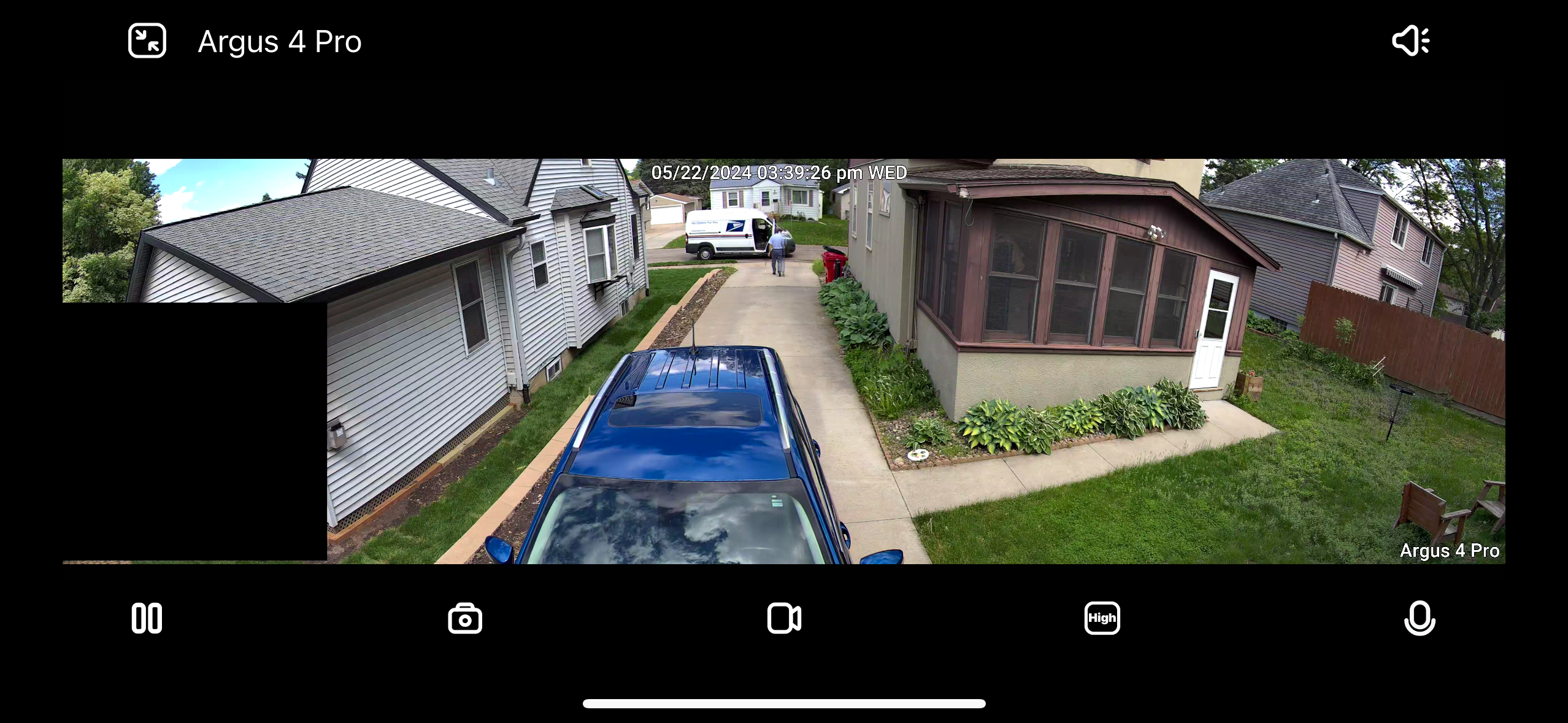 Captura de tela da visualização da câmera Reolink Argus 4 Pro, mostrando a casa e o carro azul
