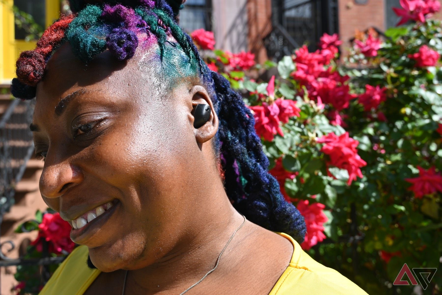 Foto frontal de uma mulher afro-americana usando Sennheiser Accentum True Wireless