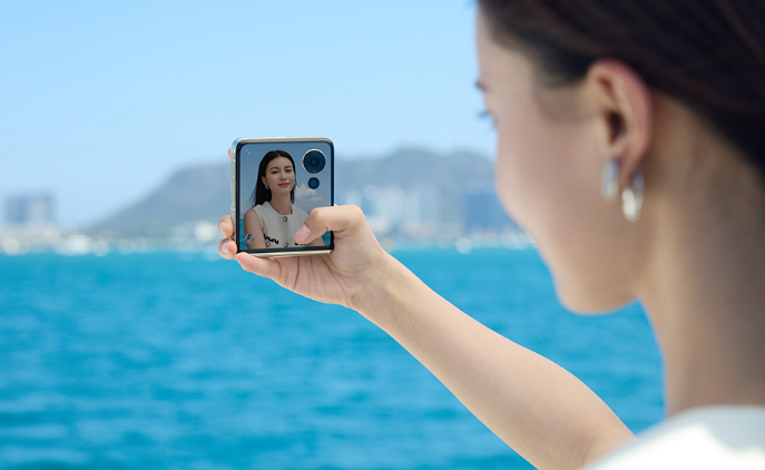 Uma imagem do Honor Magic V destacando sua enorme tela externa sendo usada como tela selfie.