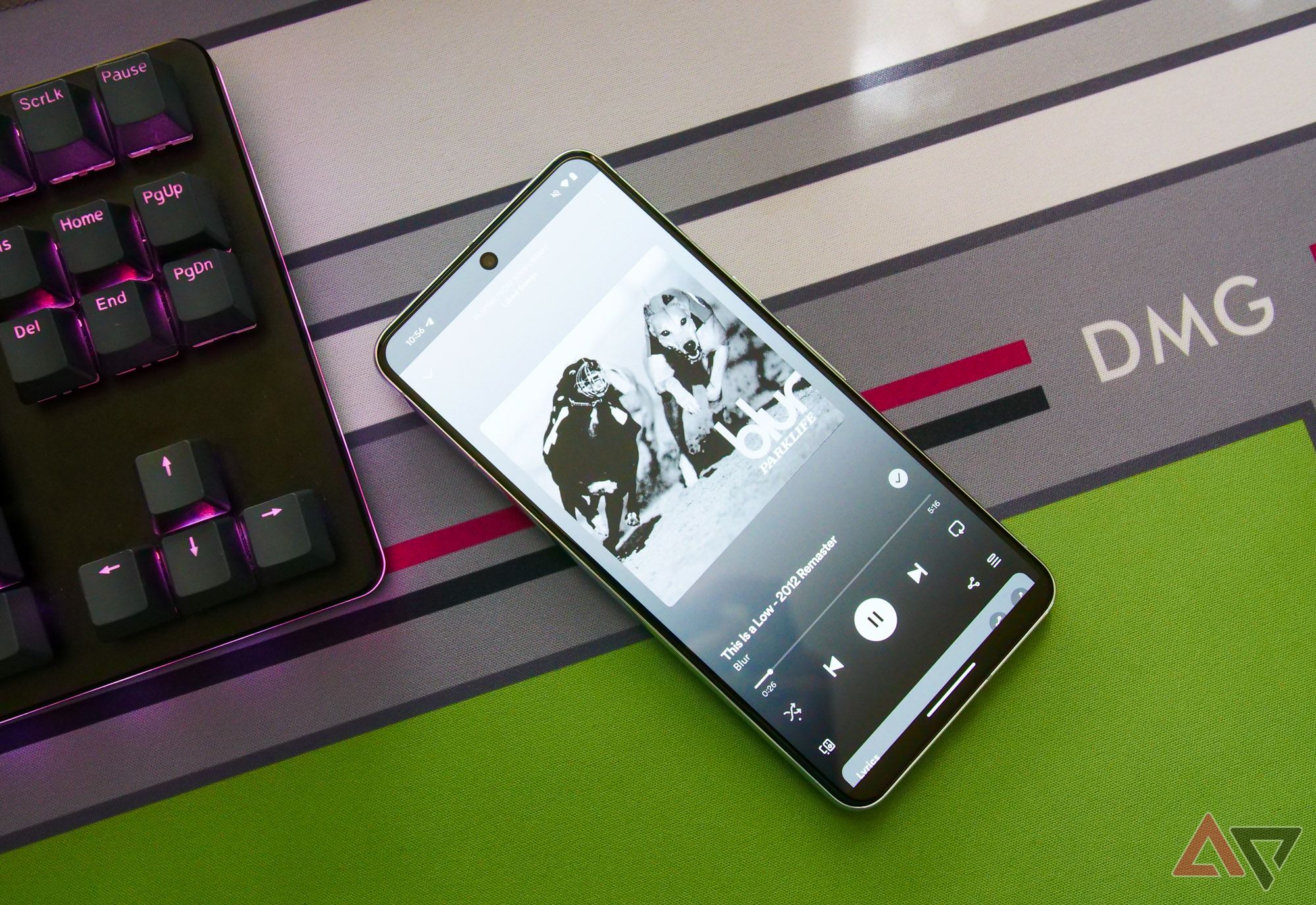 Spotify reproduzindo uma música do Blur em um Pixel 8 Pro no modo tons de cinza.