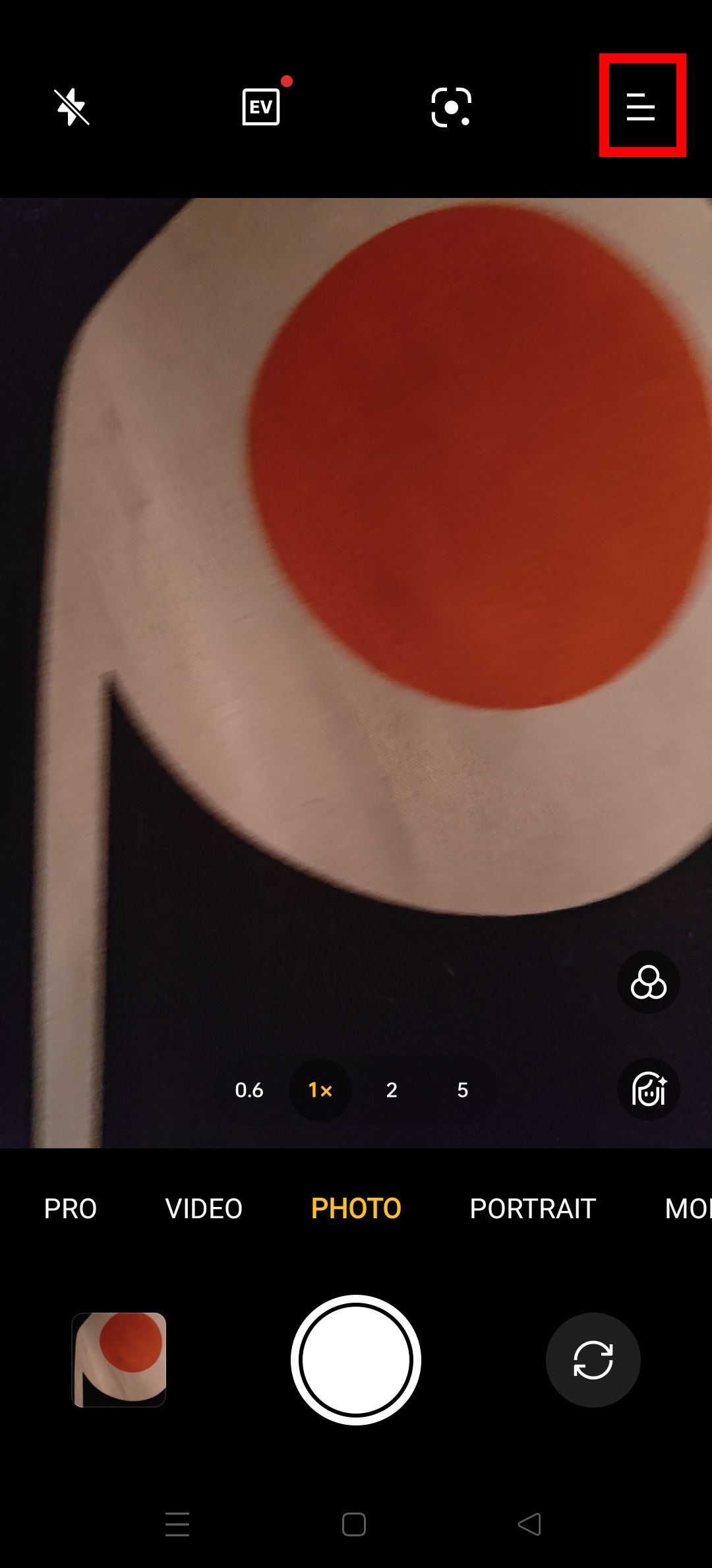contorno de retângulo vermelho sobre mais botão no aplicativo de câmera oneplus