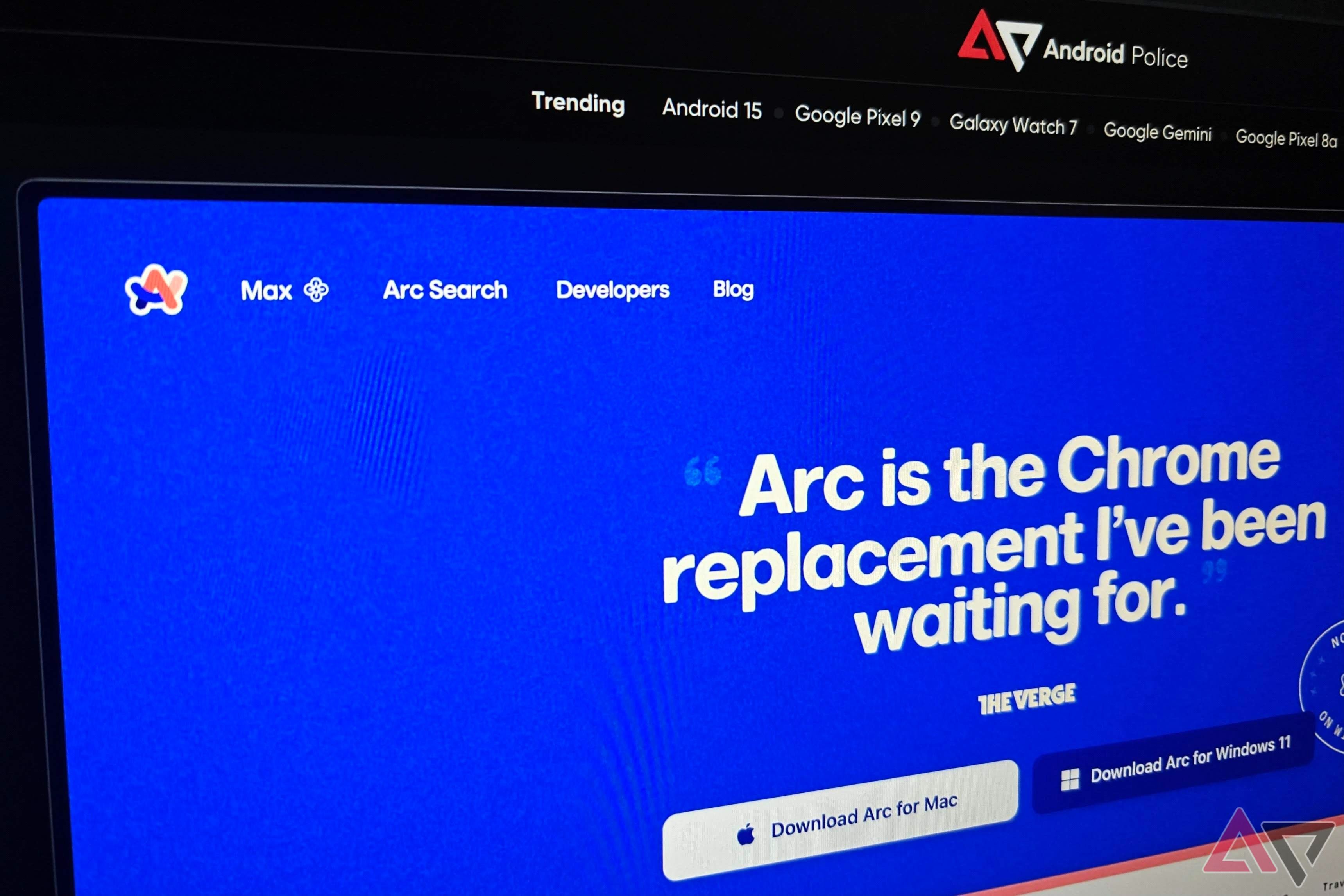 Site do navegador Arc aberto com Android Police em segundo plano