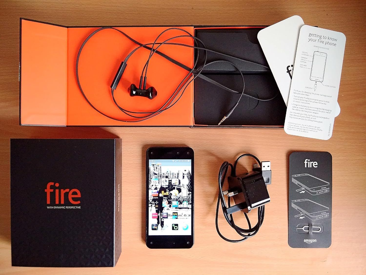 Uma foto do que estava na caixa do Amazon Fire Phone