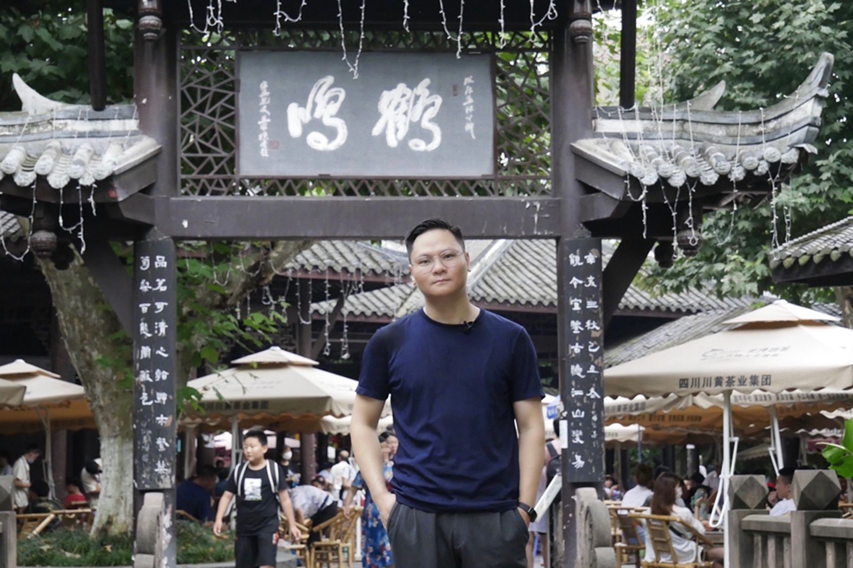 O CEO da Ayaneo, Arthur Zhang, em frente ao Chengdu Panda Center