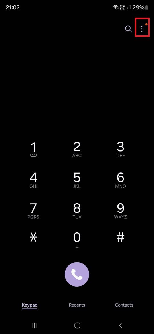 Captura de tela destacando o ícone de três pontos no aplicativo Samsung Phone