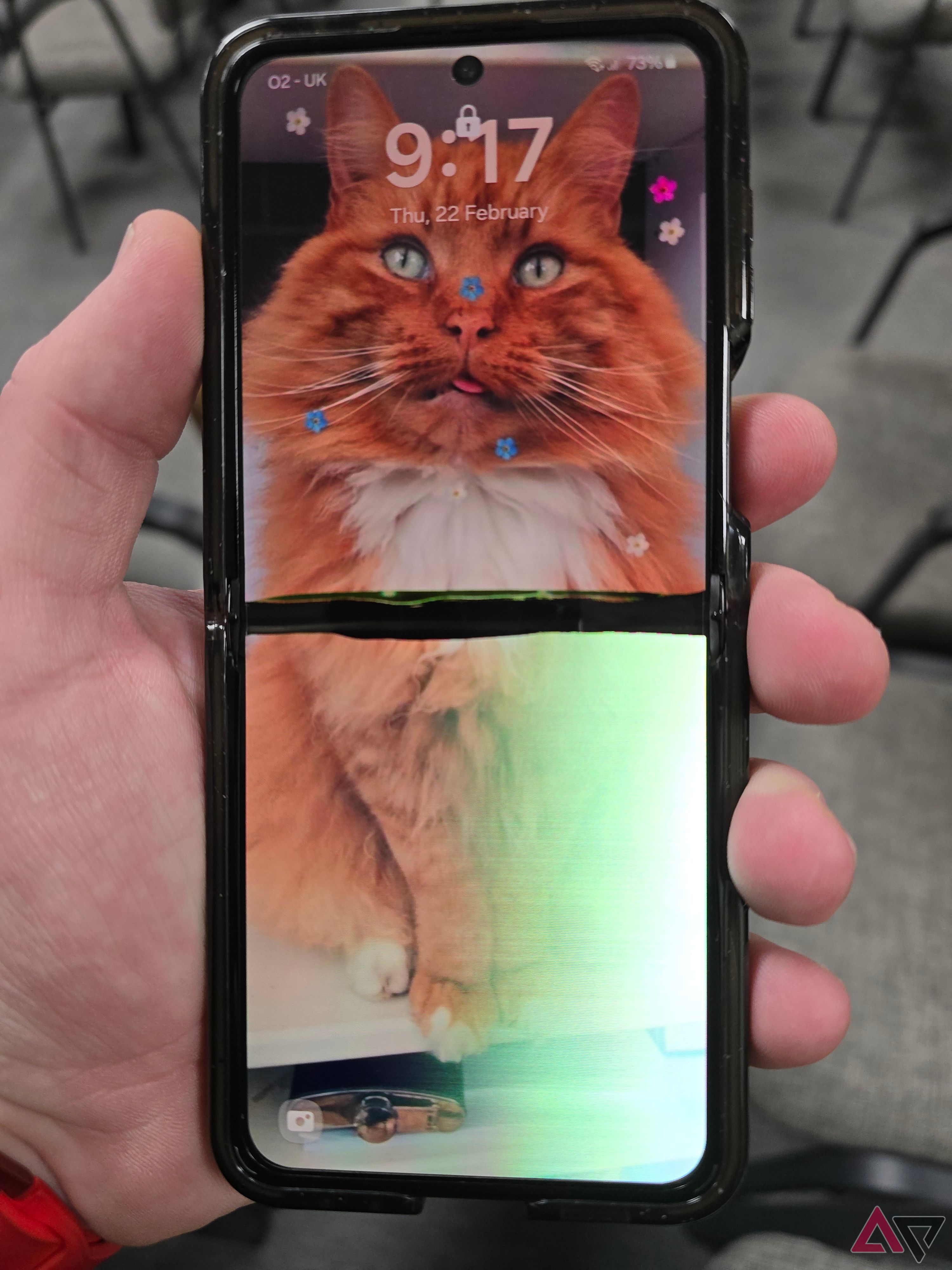 Uma foto de um Galaxy Z Flip 5 com tela quebrada