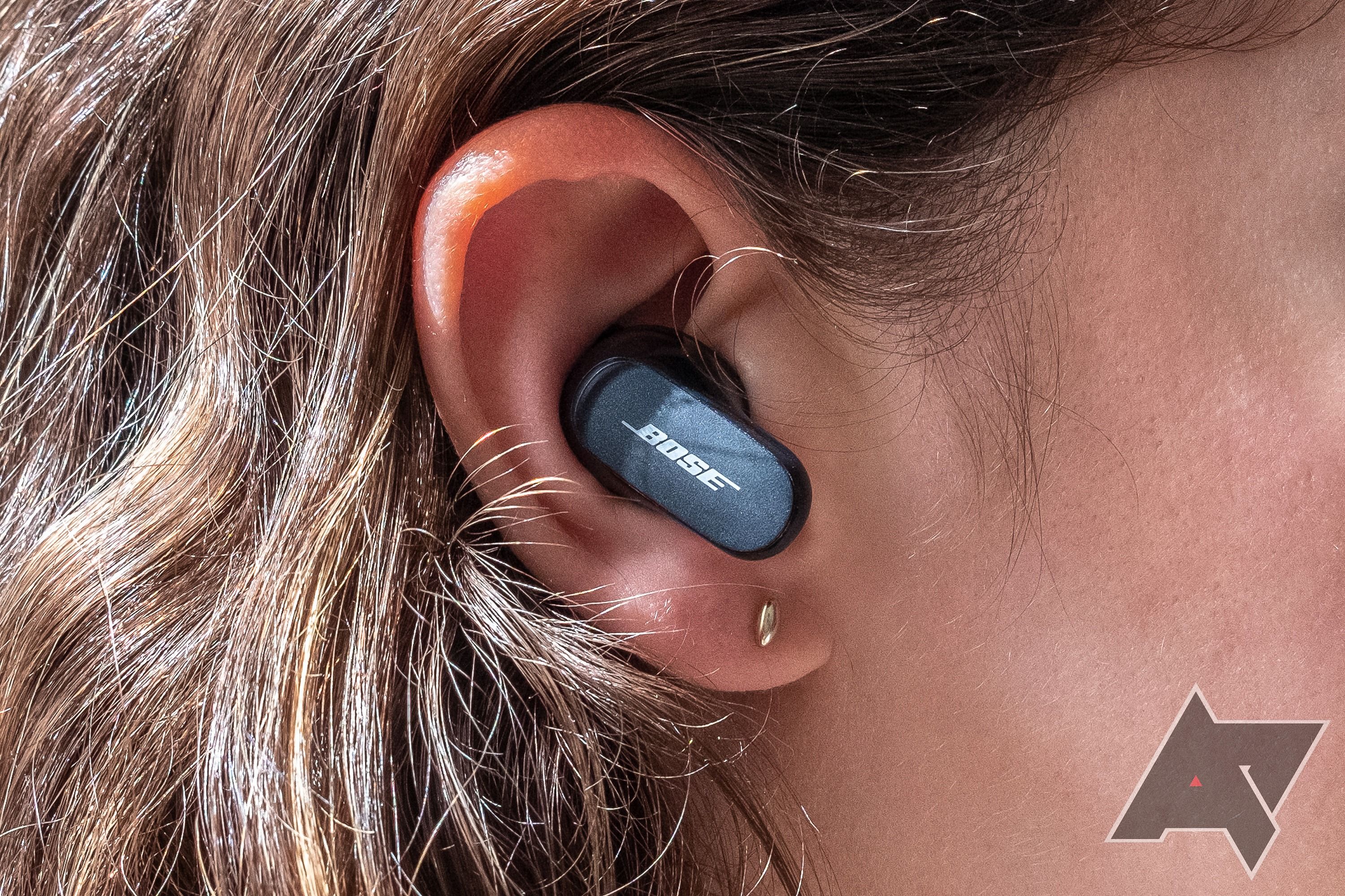 Bose QuietComfort Earbuds II fone de ouvido em um ouvido.