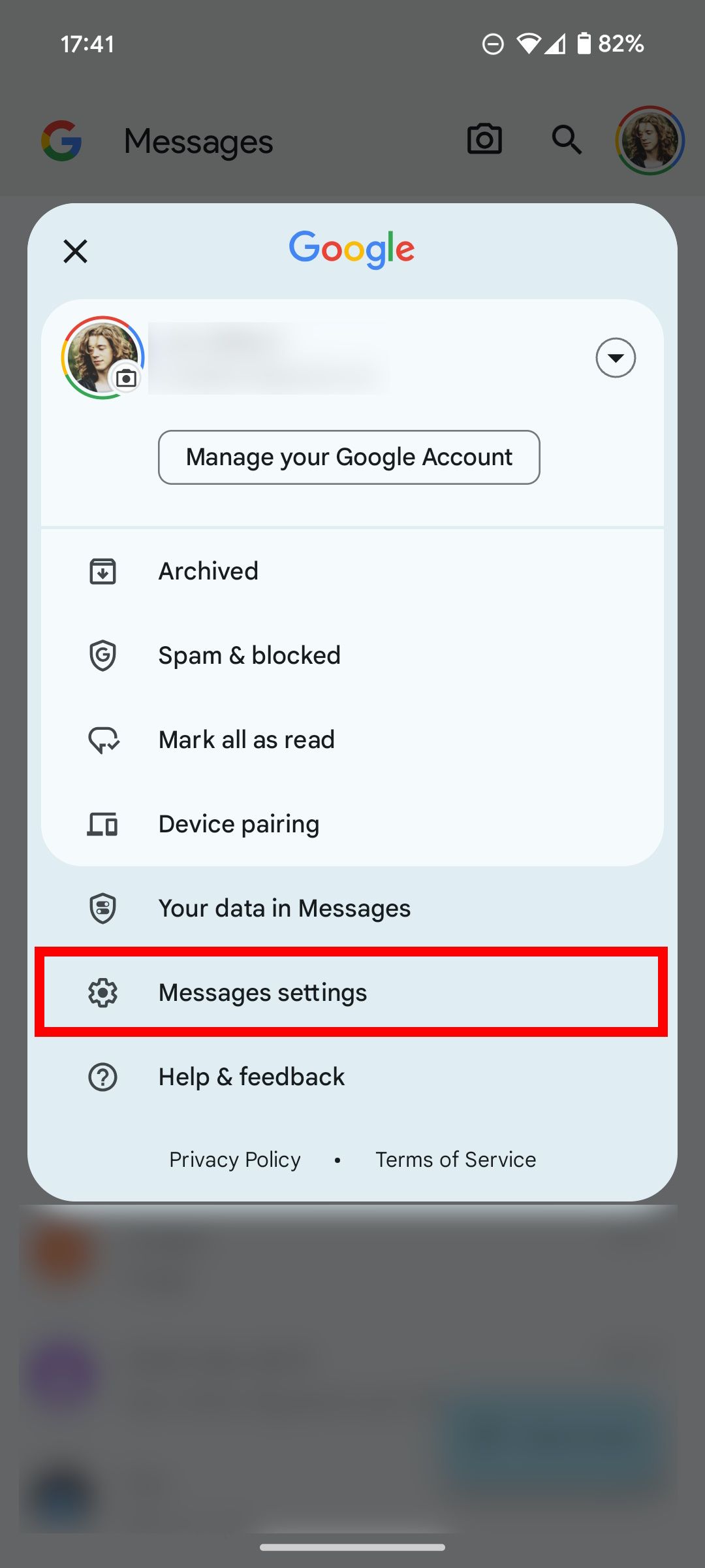 Contorno de retângulo vermelho sobre as configurações de mensagens no Mensagens do Google em um telefone Android