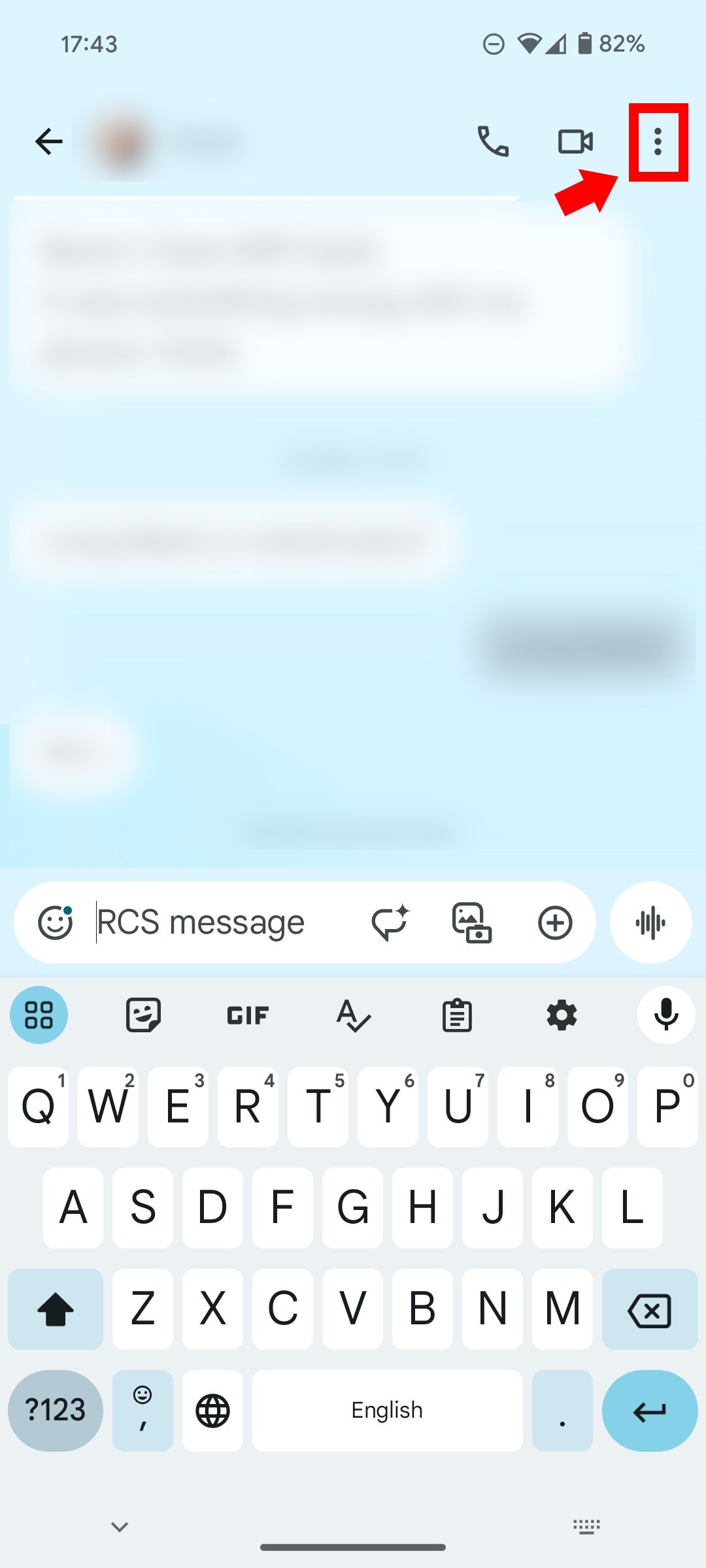 Seta sólida vermelha apontando para um pequeno contorno de retângulo vermelho sobre o ícone de três pontos próximo à câmera no Mensagens do Google em um telefone Android